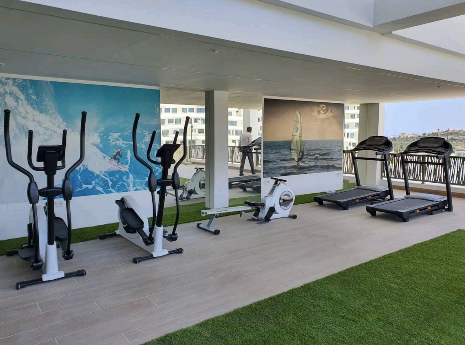 Elegante apartamento con vistas al mar.