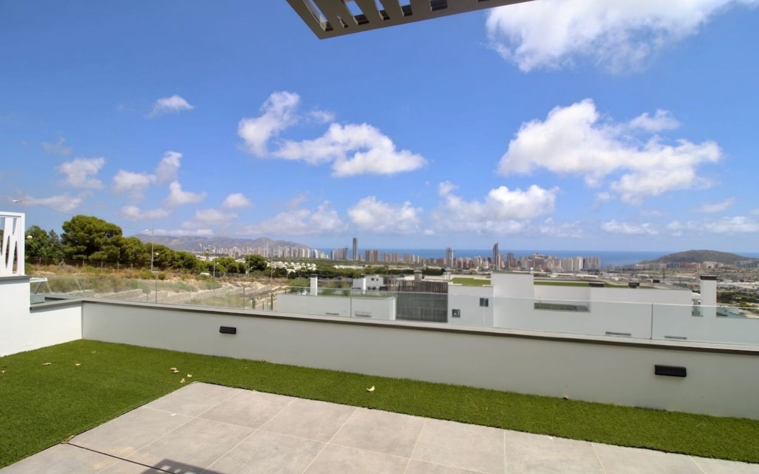 Elegante apartamento con vistas al mar.