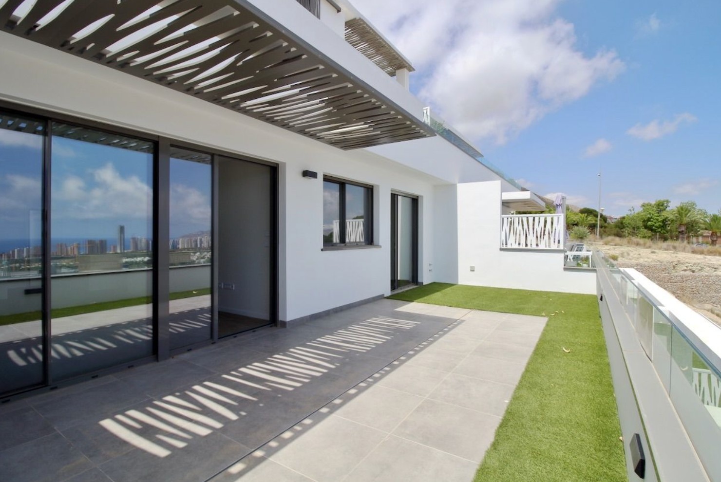 Elegante apartamento con vistas al mar.