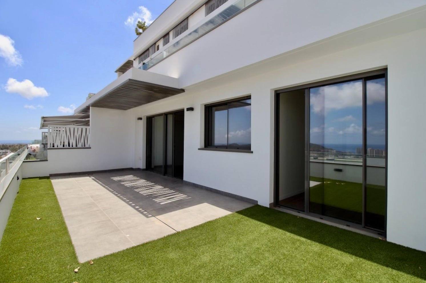 Elegante apartamento con vistas al mar.