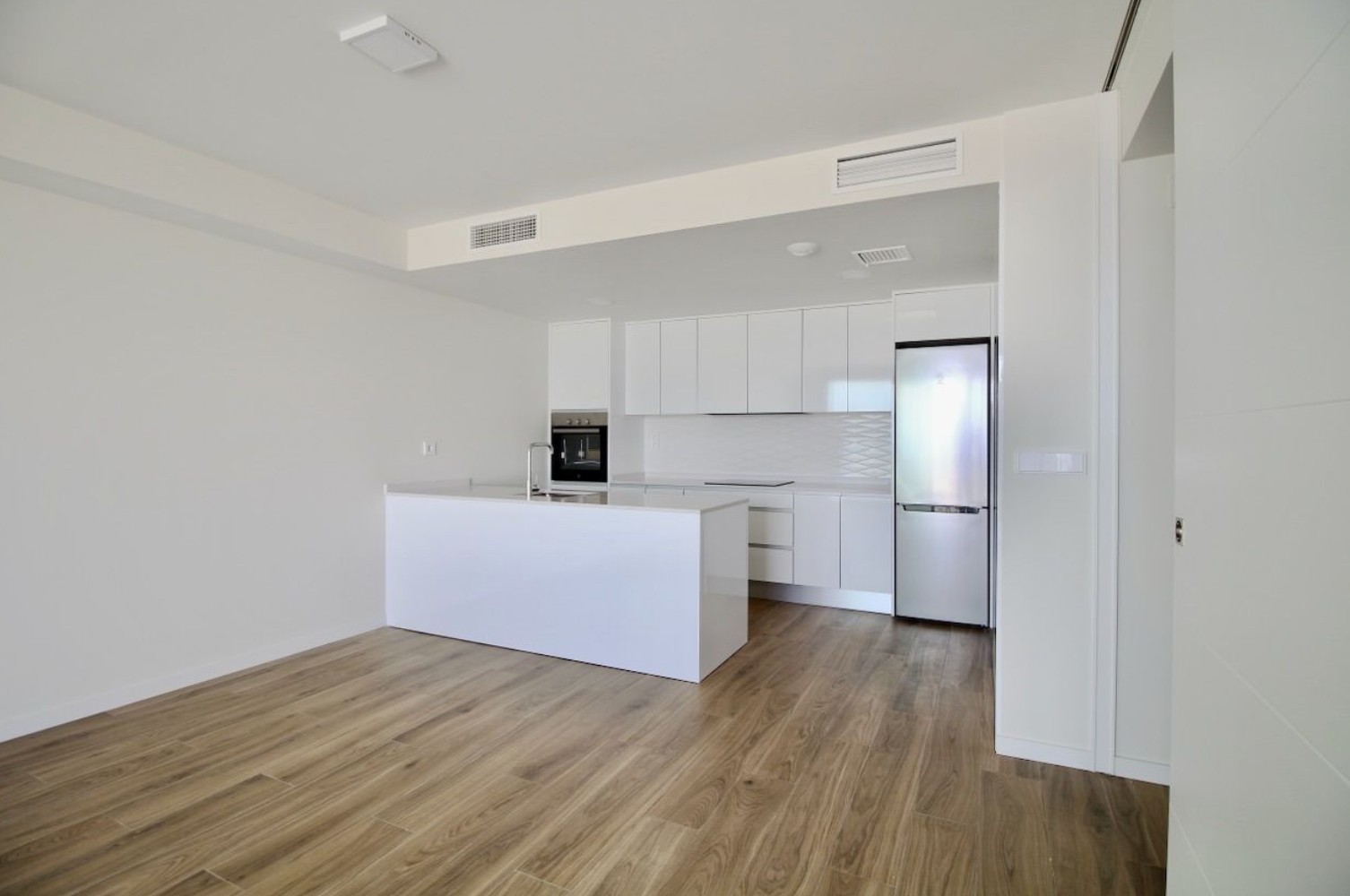 Elegante apartamento con vistas al mar.