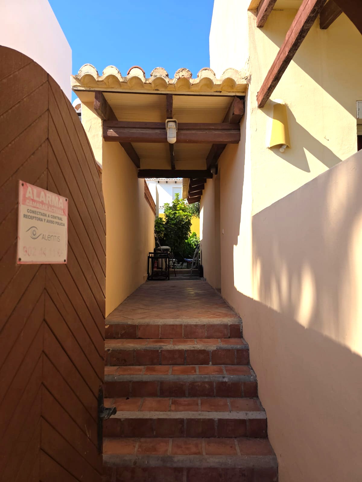 Casa adosada en Gran Alacant con 3 habitaciones y piscina privada .