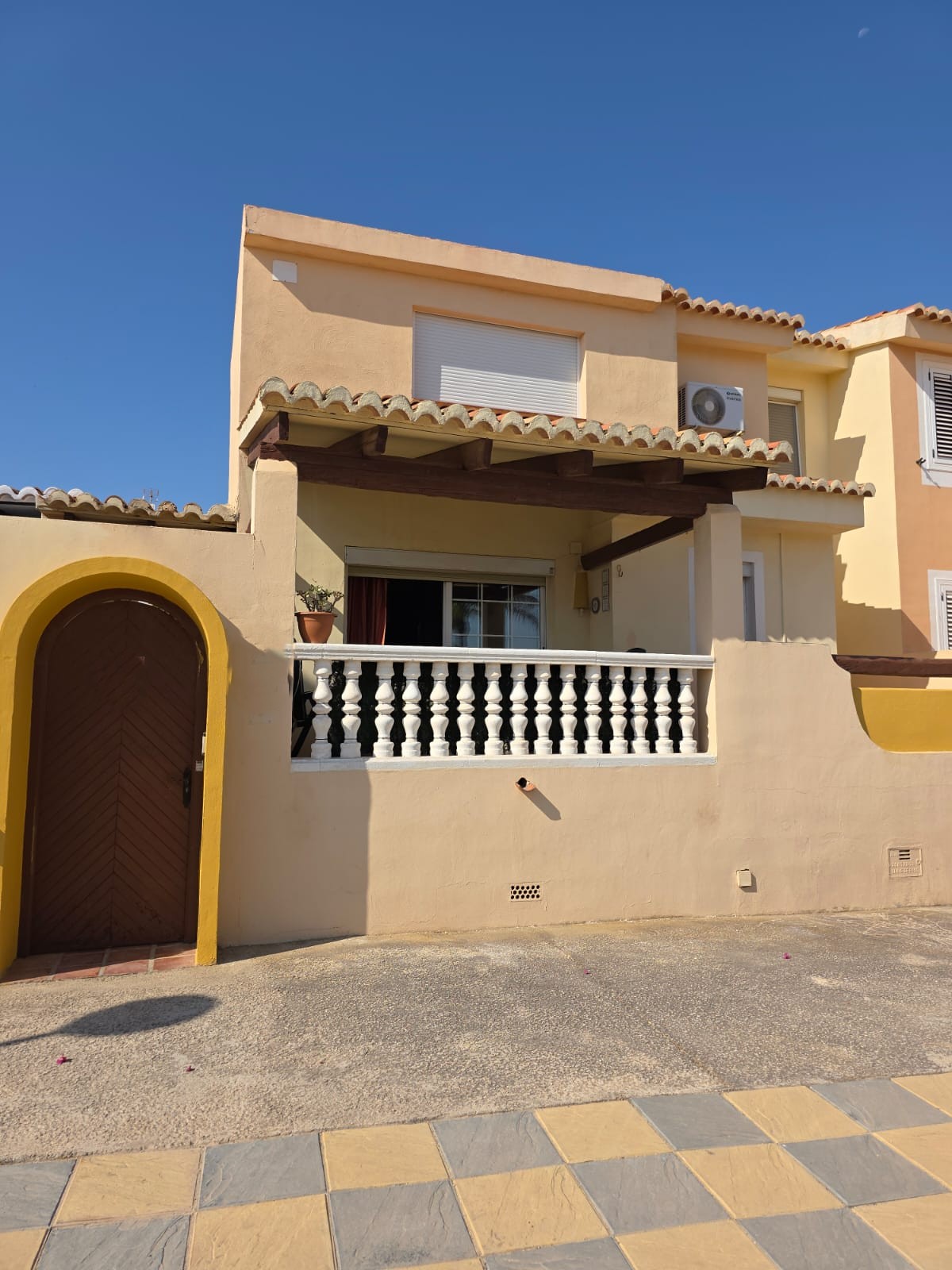 Casa adosada en Gran Alacant con 3 habitaciones y piscina privada .