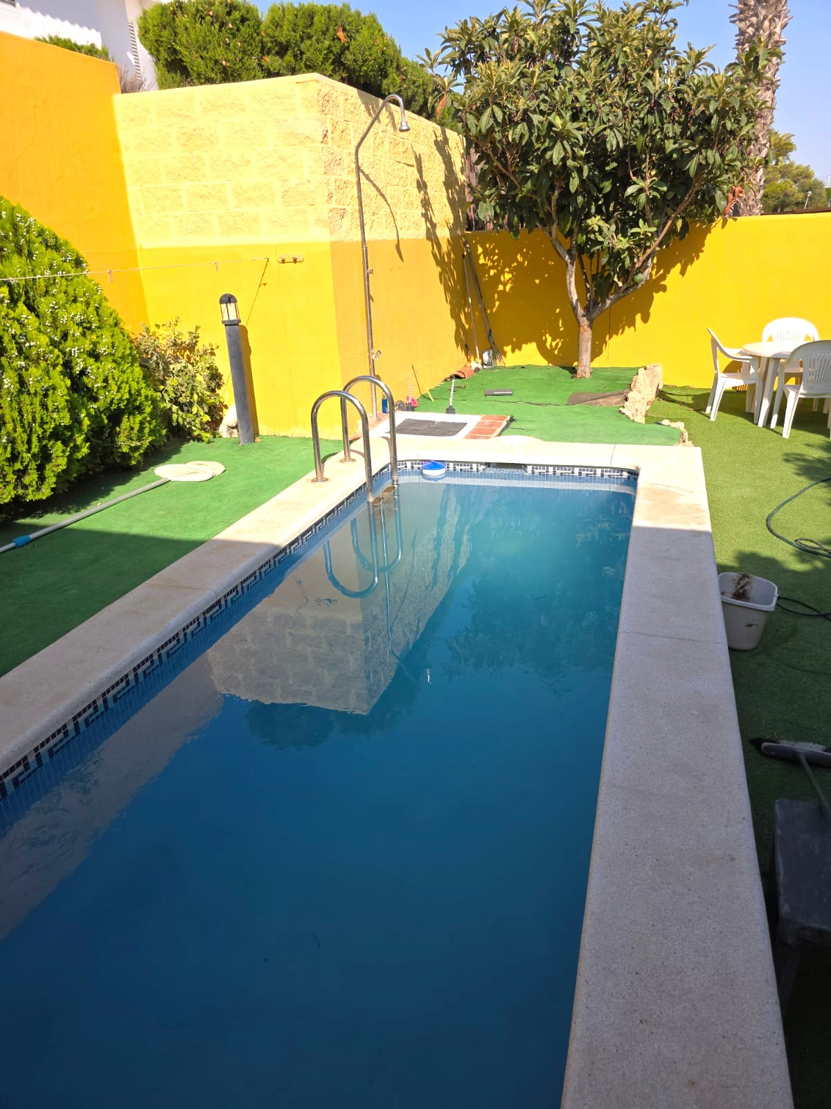 Casa adosada en Gran Alacant con 3 habitaciones y piscina privada .