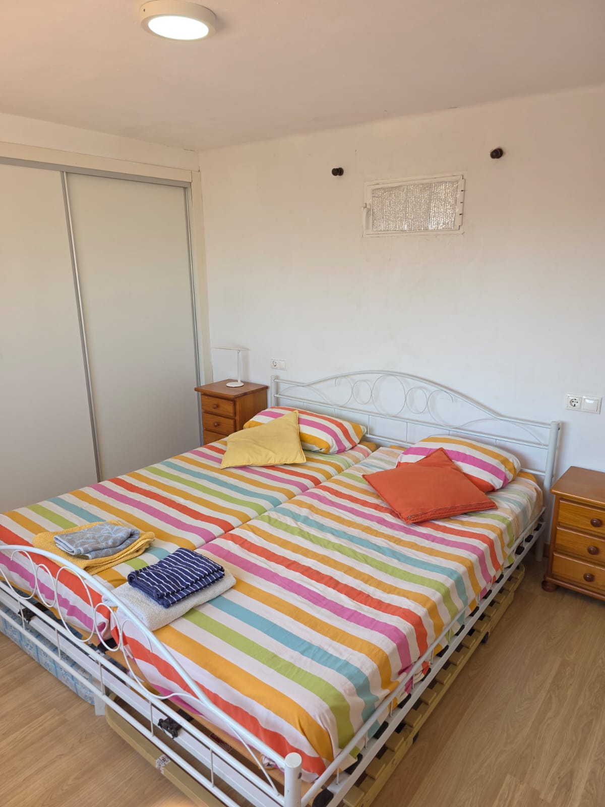 Casa adosada en Gran Alacant con 3 habitaciones y piscina privada .