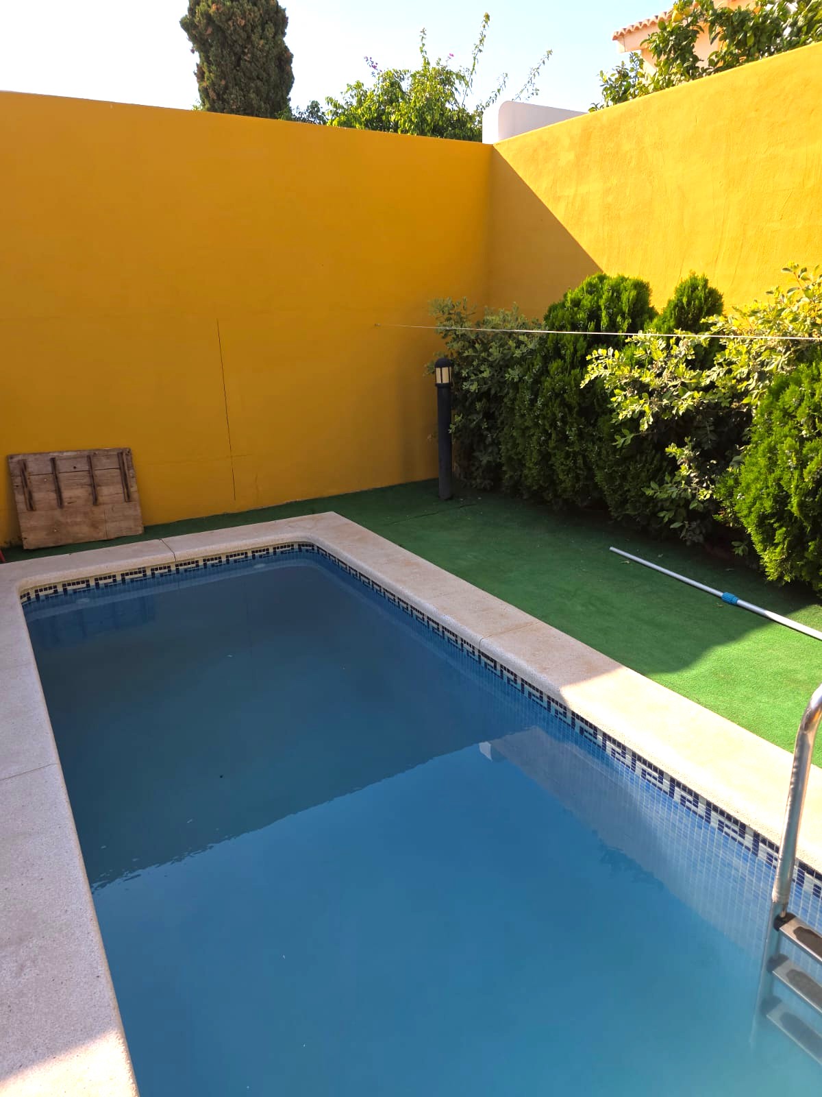 Casa adosada en Gran Alacant con 3 habitaciones y piscina privada .