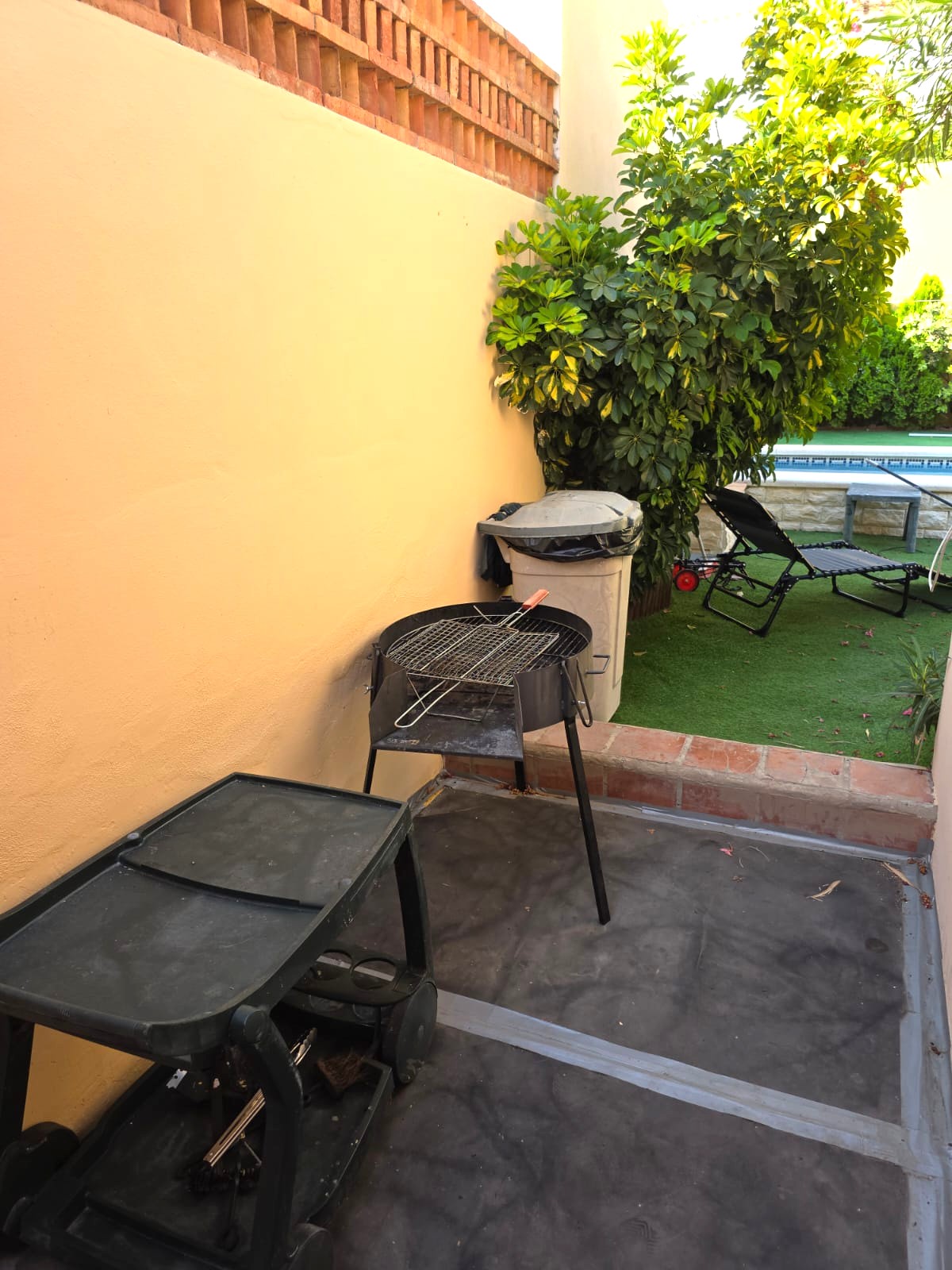 Casa adosada en Gran Alacant con 3 habitaciones y piscina privada .