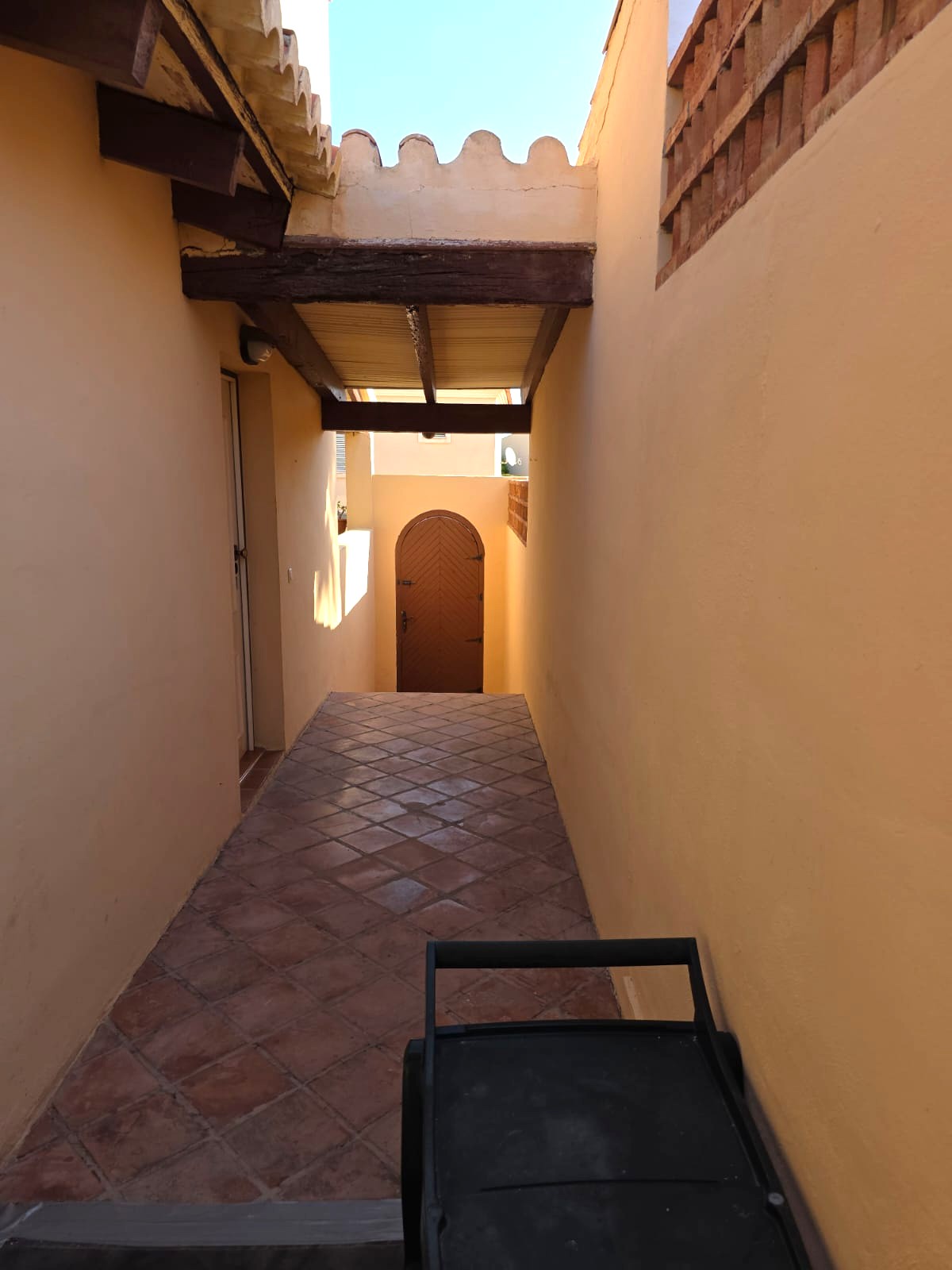 Casa adosada en Gran Alacant con 3 habitaciones y piscina privada .