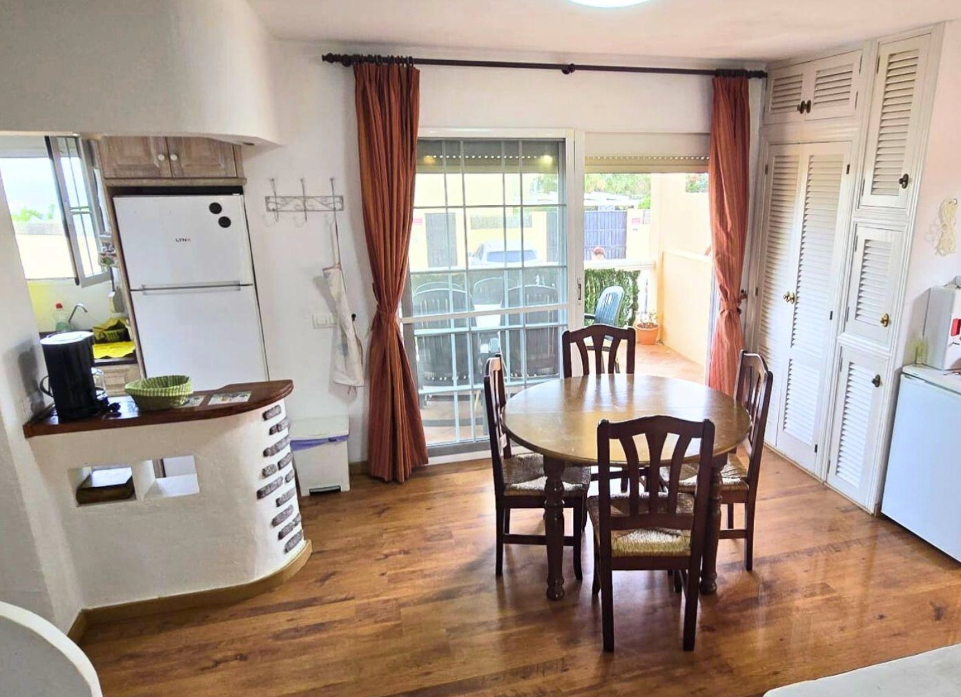 Casa adosada en Gran Alacant con 3 habitaciones y piscina privada .