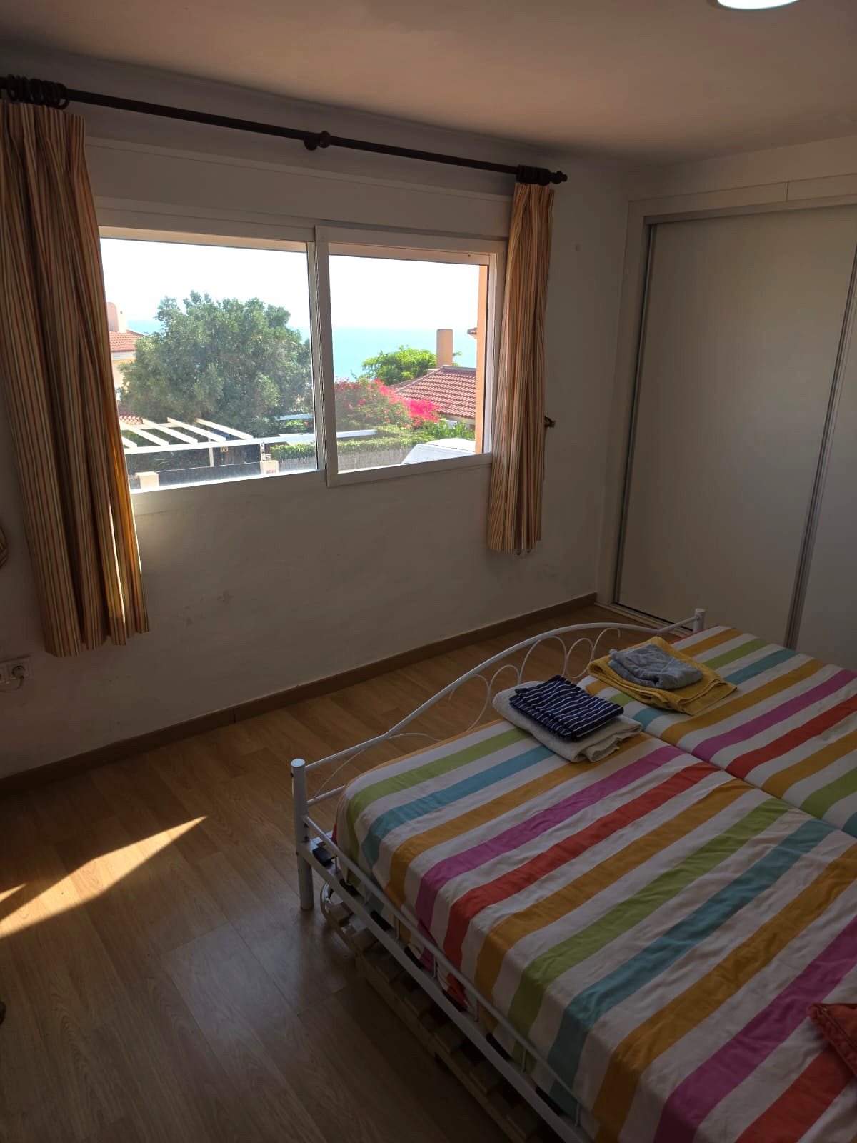 Casa adosada en Gran Alacant con 3 habitaciones y piscina privada .