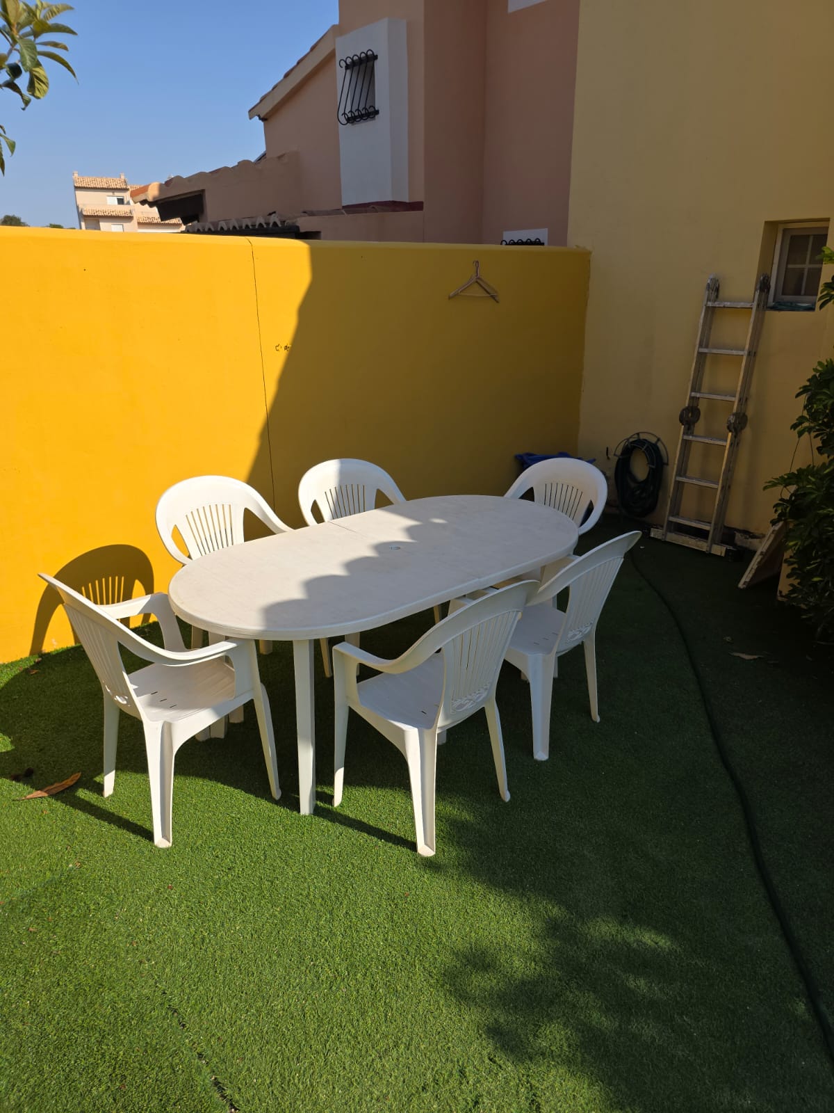 Casa adosada en Gran Alacant con 3 habitaciones y piscina privada .