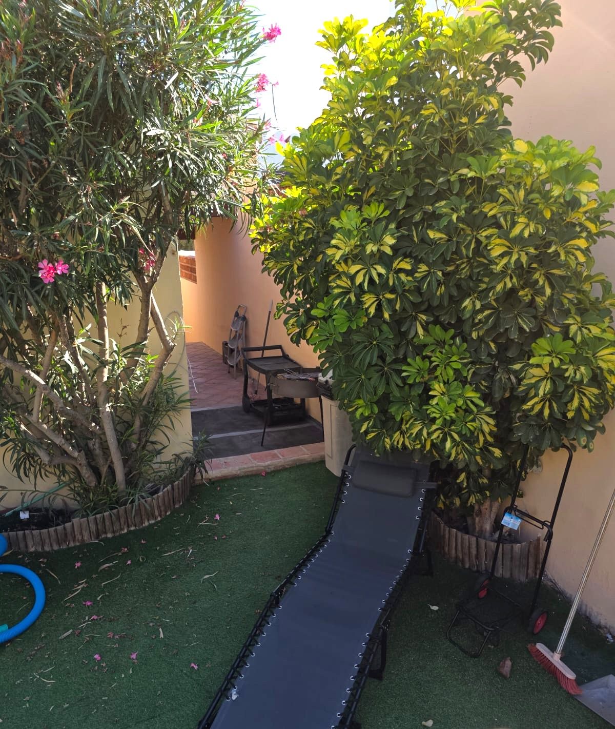 Casa adosada en Gran Alacant con 3 habitaciones y piscina privada .