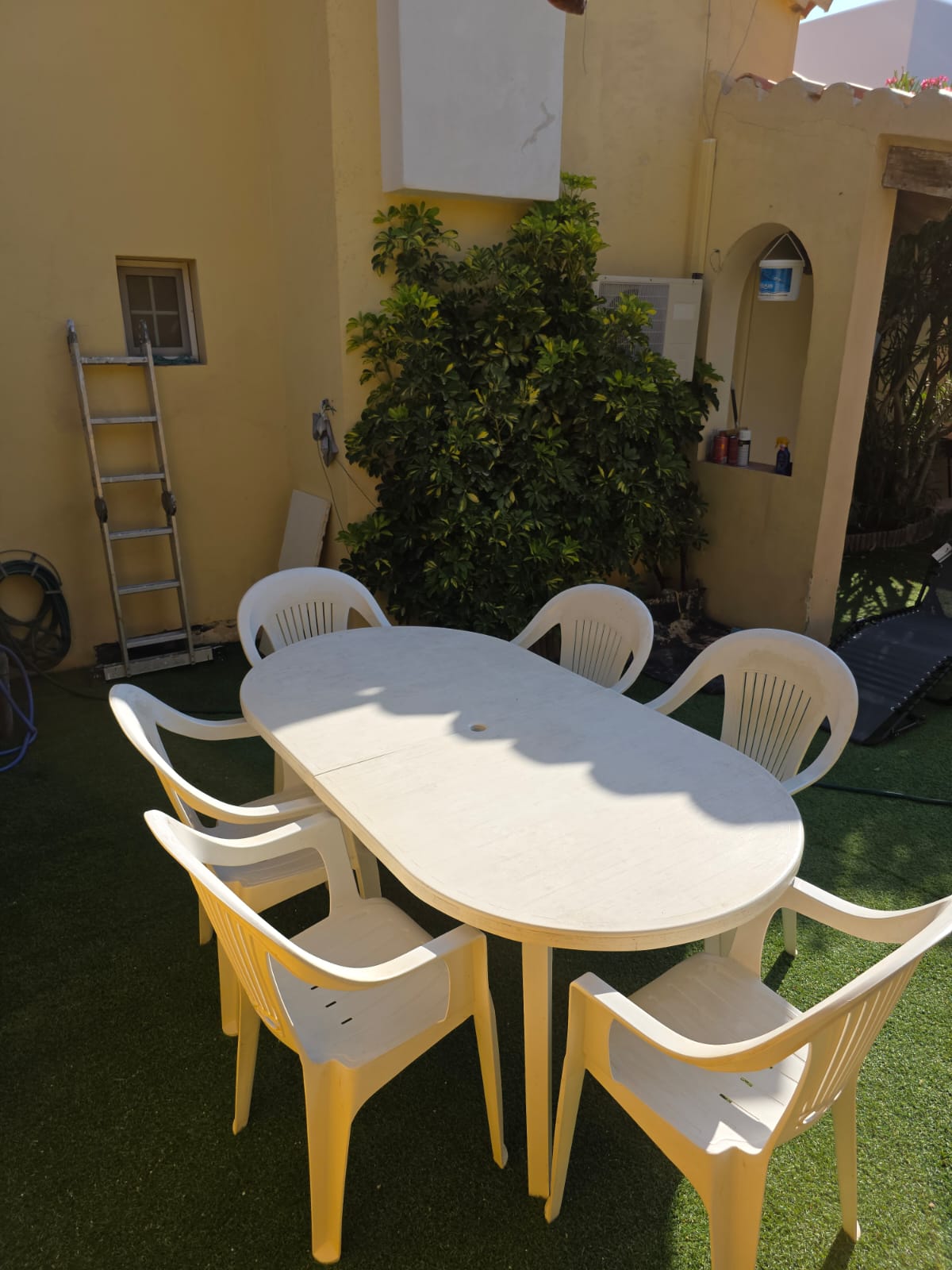 Casa adosada en Gran Alacant con 3 habitaciones y piscina privada .