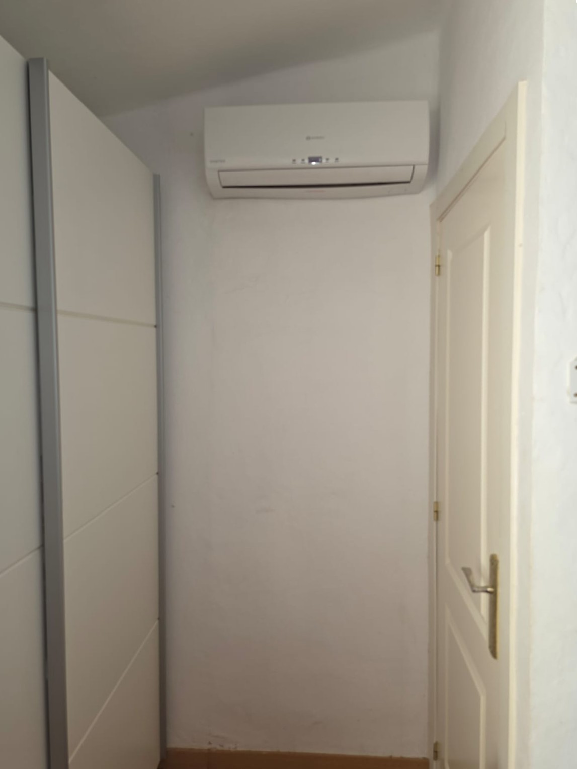 Casa adosada en Gran Alacant con 3 habitaciones y piscina privada .
