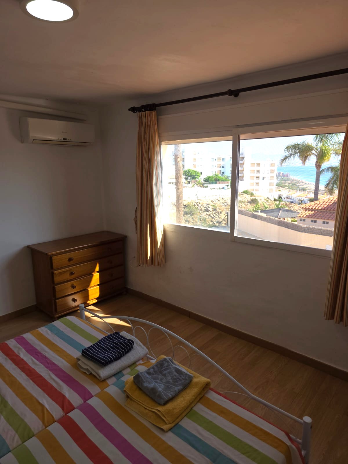 Casa adosada en Gran Alacant con 3 habitaciones y piscina privada .