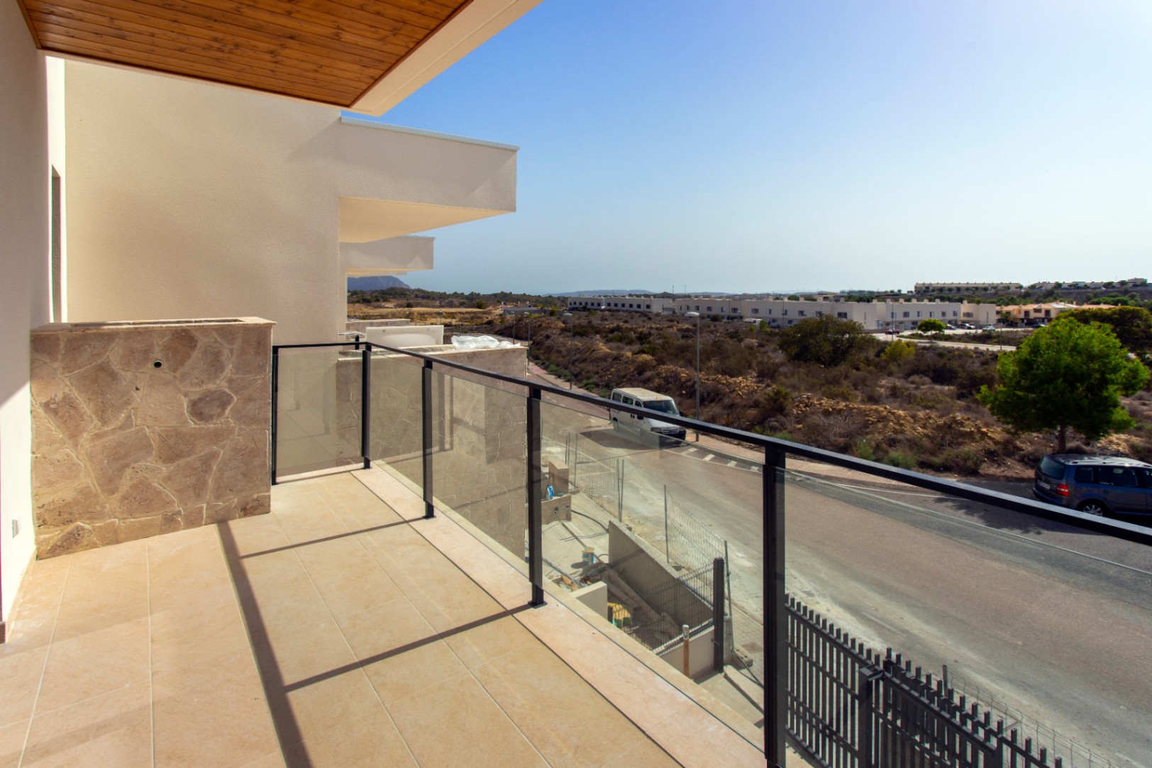 Bungalow - Dúplex en venta en Monforte del Cid, 3 habitaciones y piscina comunitaria.