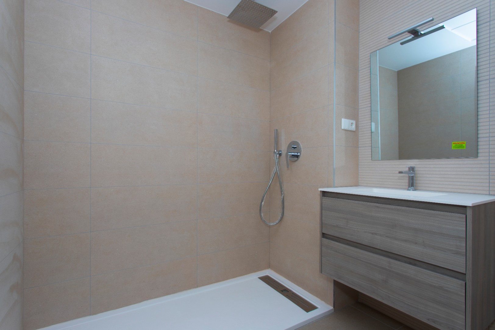 Bungalow - Dúplex en venta en Monforte del Cid, 3 habitaciones y piscina comunitaria.