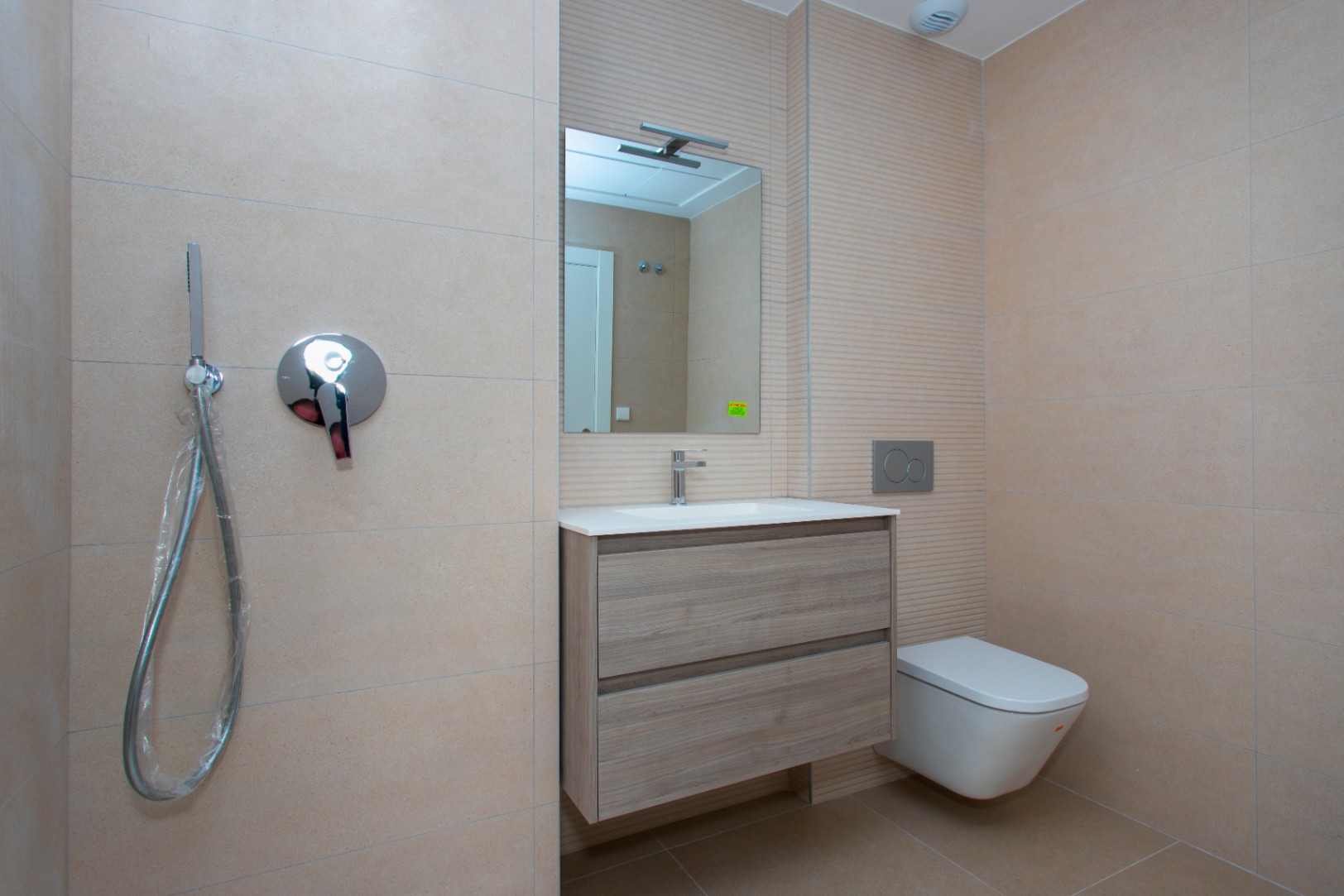 Bungalow - Dúplex en venta en Monforte del Cid, 3 habitaciones y piscina comunitaria.