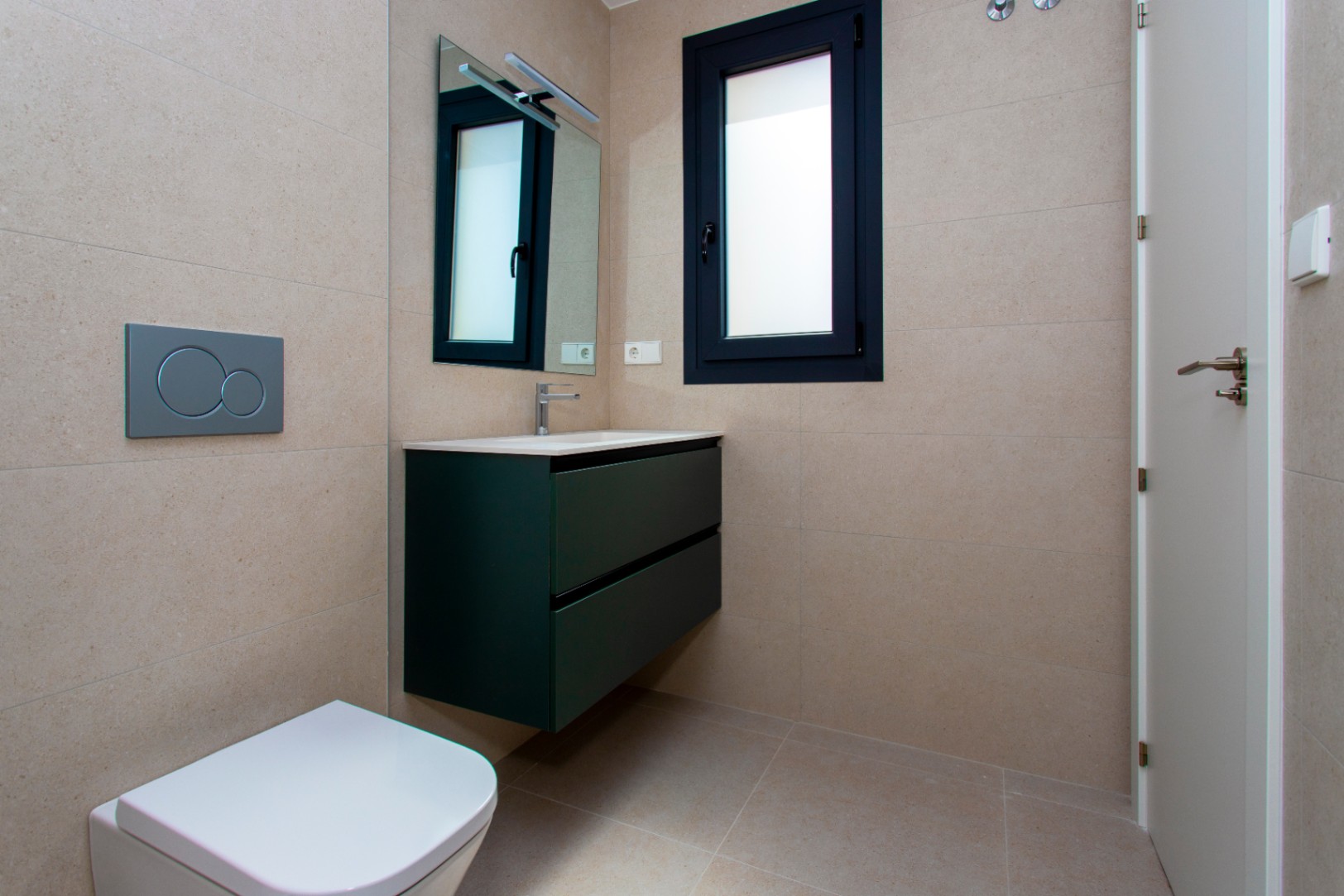 Bungalow - Dúplex en venta en Monforte del Cid, 3 habitaciones y piscina comunitaria.