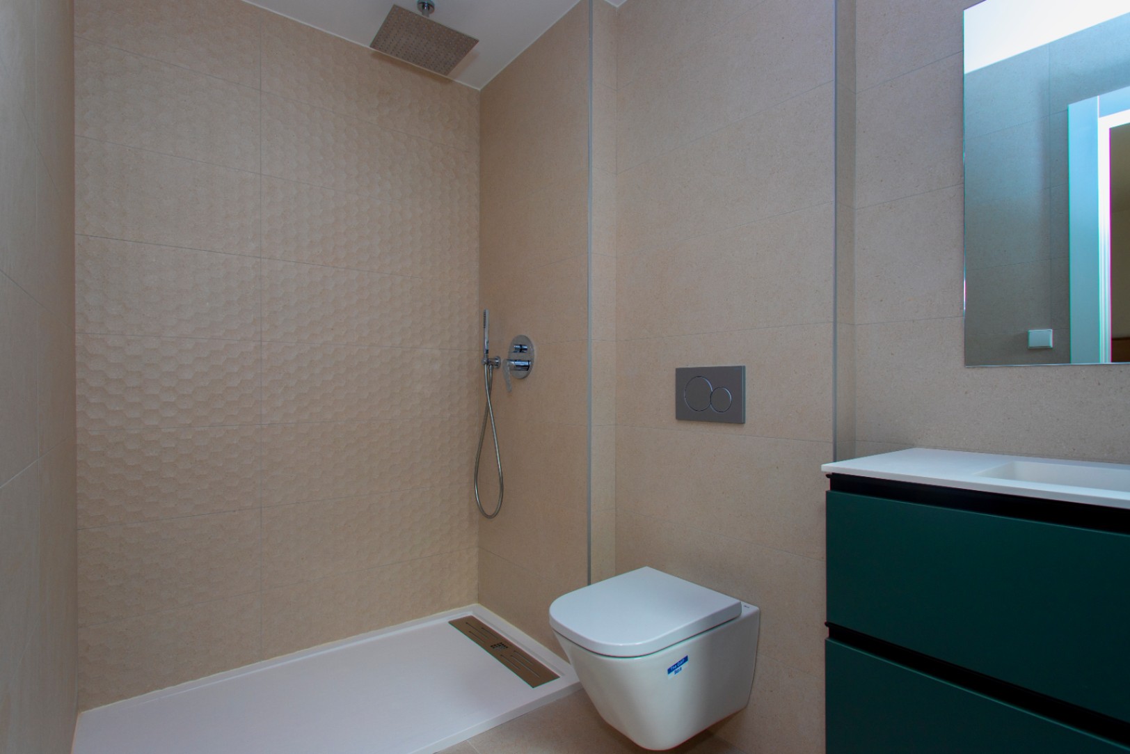 Bungalow - Dúplex en venta en Monforte del Cid, 3 habitaciones y piscina comunitaria.