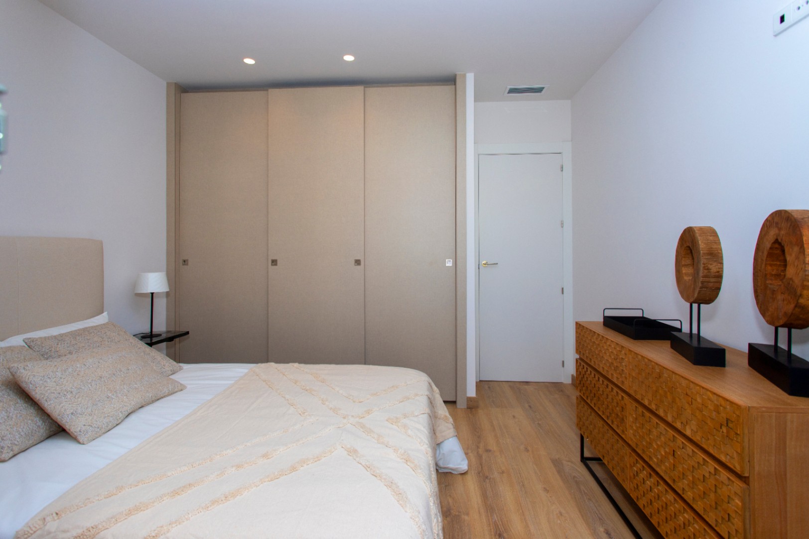 Bungalow - Dúplex en venta en Monforte del Cid, 3 habitaciones y piscina comunitaria.