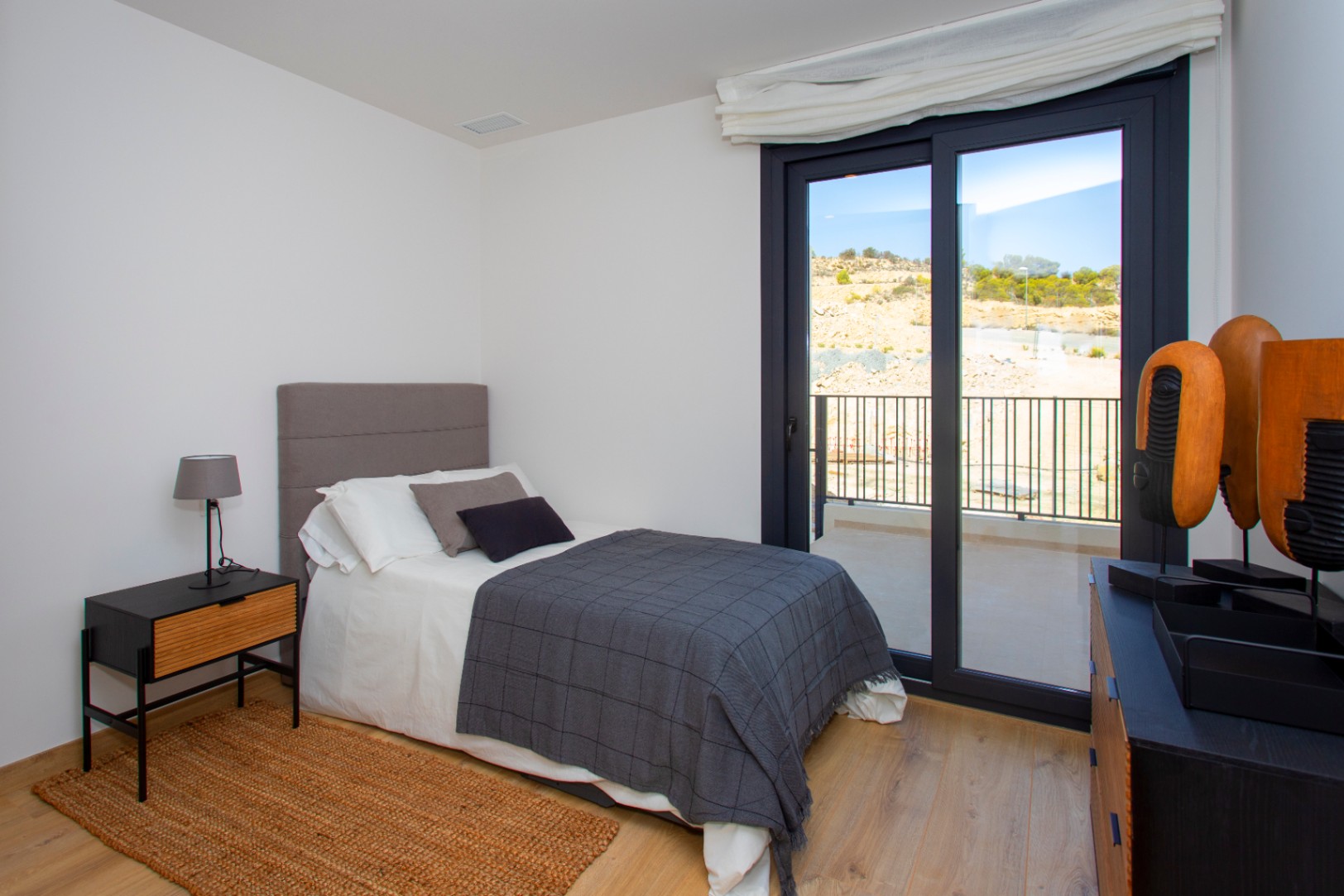Bungalow - Dúplex en venta en Monforte del Cid, 3 habitaciones y piscina comunitaria.