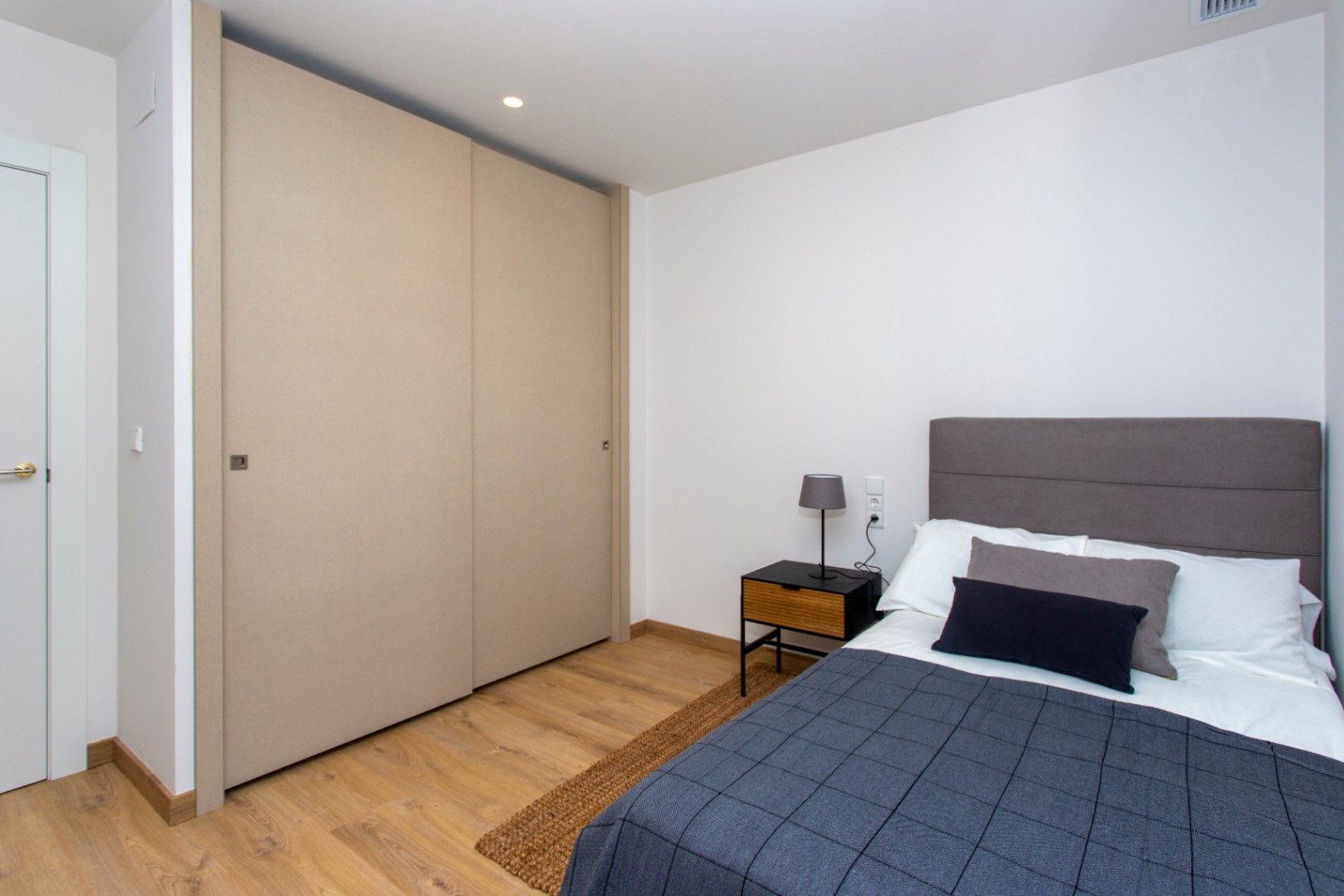 Bungalow - Dúplex en venta en Monforte del Cid, 3 habitaciones y piscina comunitaria.