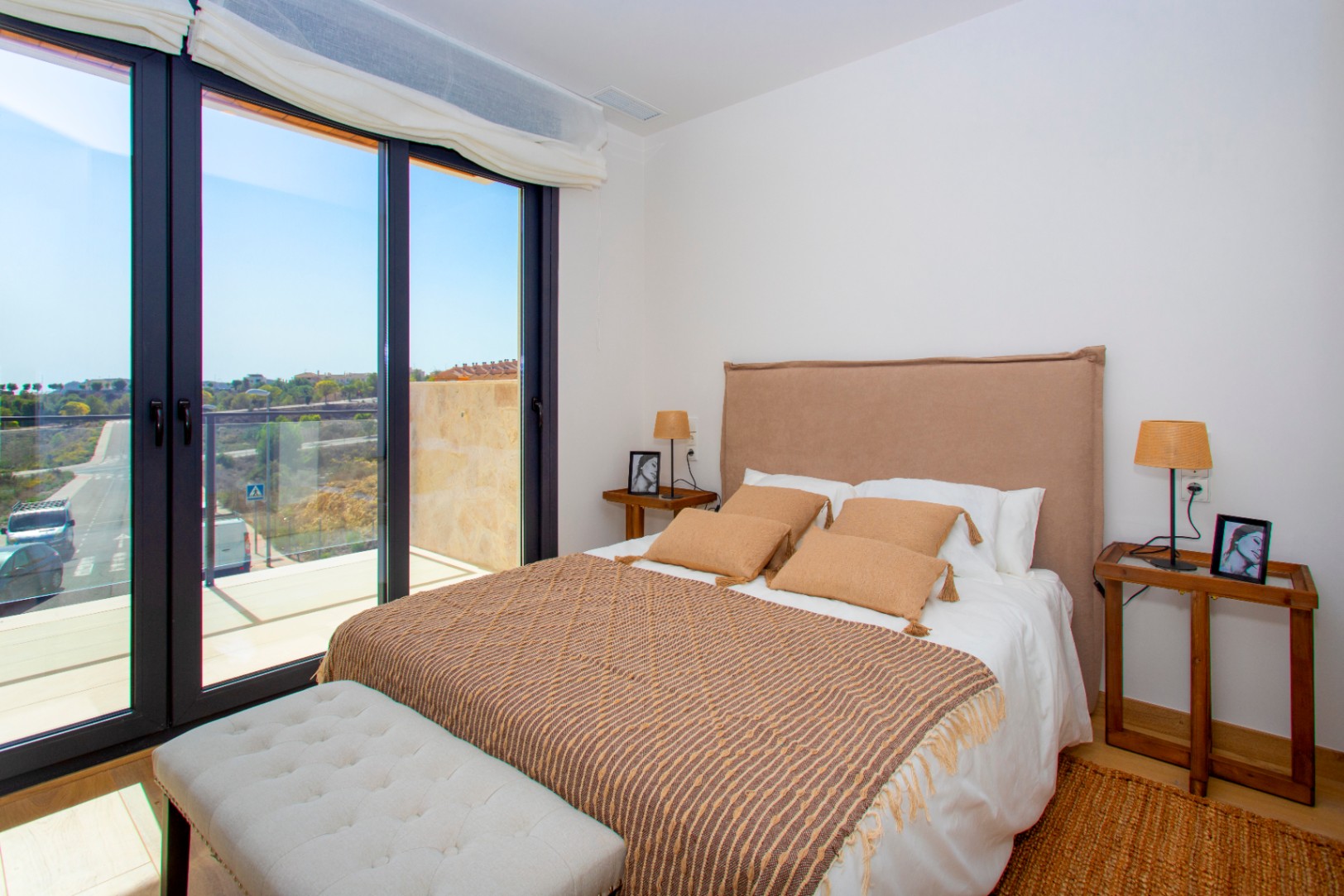 Bungalow - Dúplex en venta en Monforte del Cid, 3 habitaciones y piscina comunitaria.