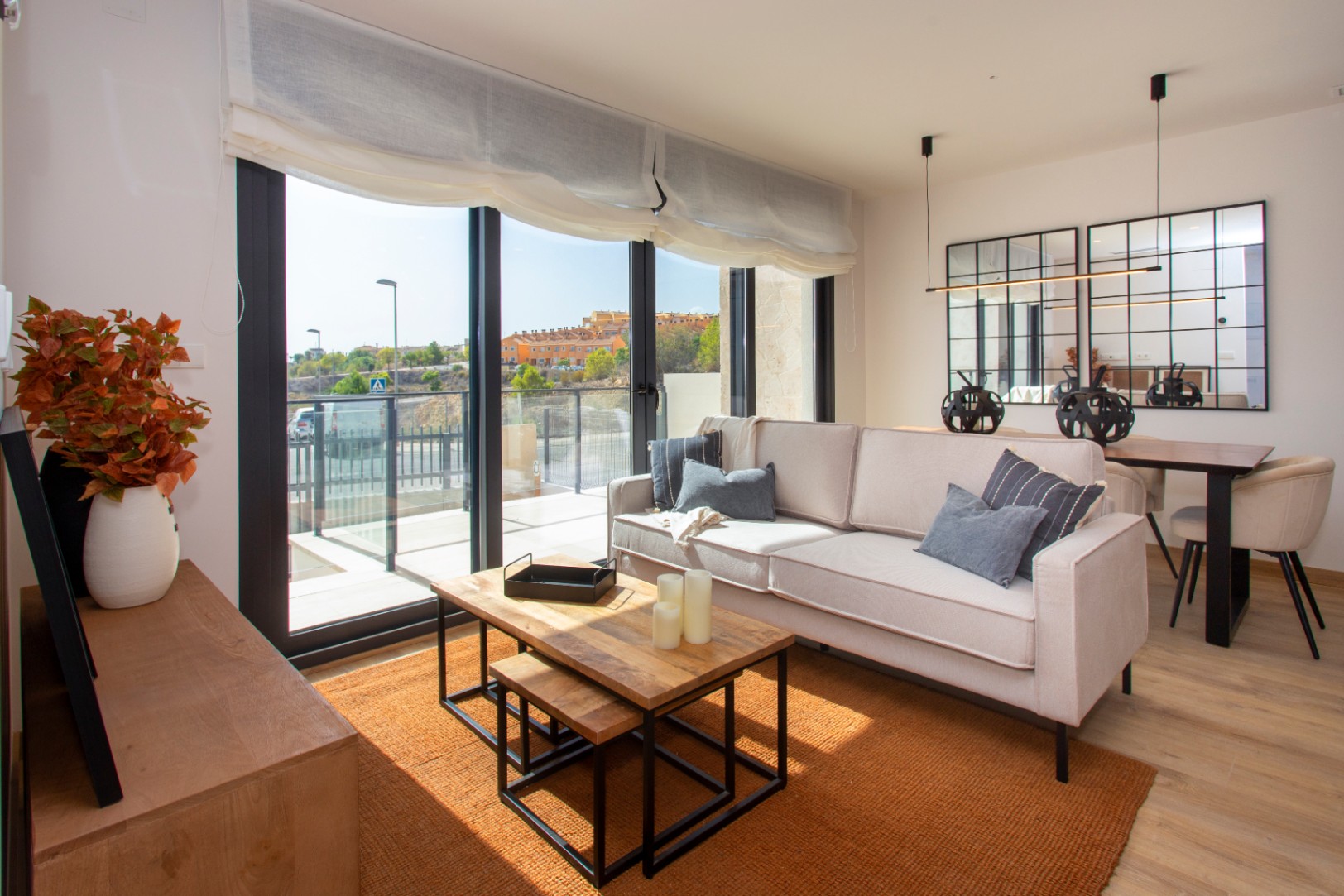 Bungalow - Dúplex en venta en Monforte del Cid, 3 habitaciones y piscina comunitaria.