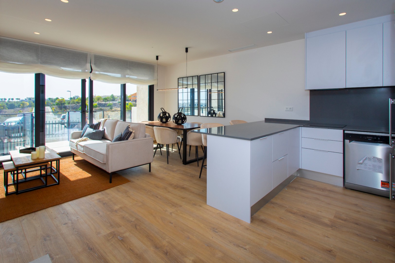 Bungalow - Dúplex en venta en Monforte del Cid, 3 habitaciones y piscina comunitaria.