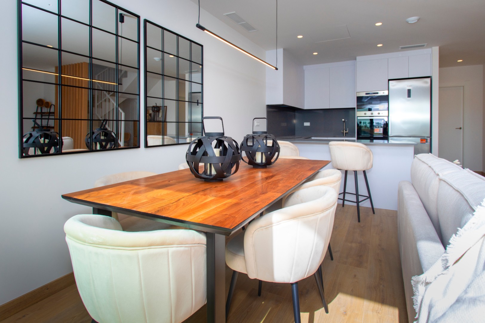 Bungalow - Dúplex en venta en Monforte del Cid, 3 habitaciones y piscina comunitaria.
