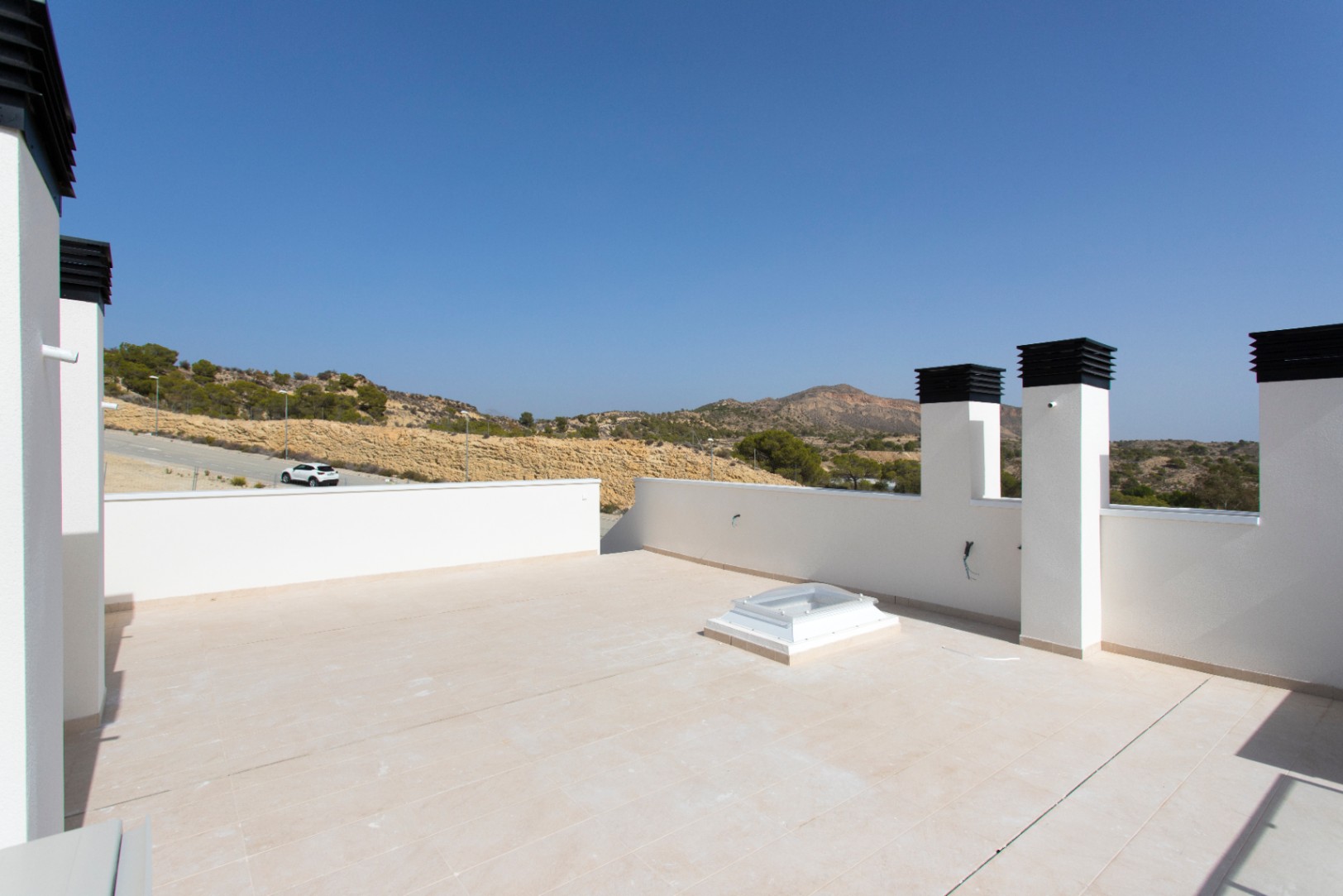 Bungalow - Dúplex en venta en Monforte del Cid, 3 habitaciones y piscina comunitaria.