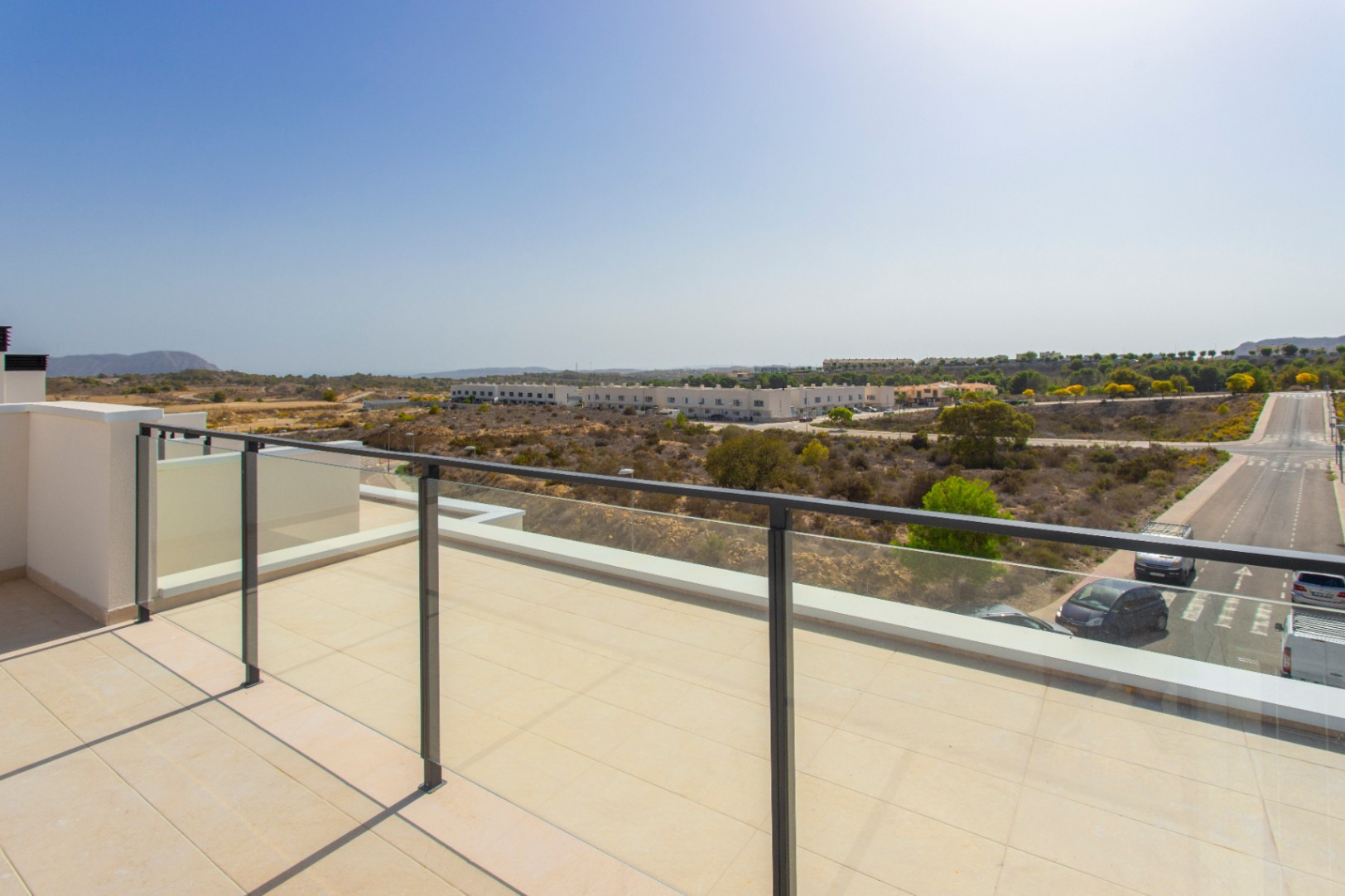 Bungalow - Dúplex en venta en Monforte del Cid, 3 habitaciones y piscina comunitaria.