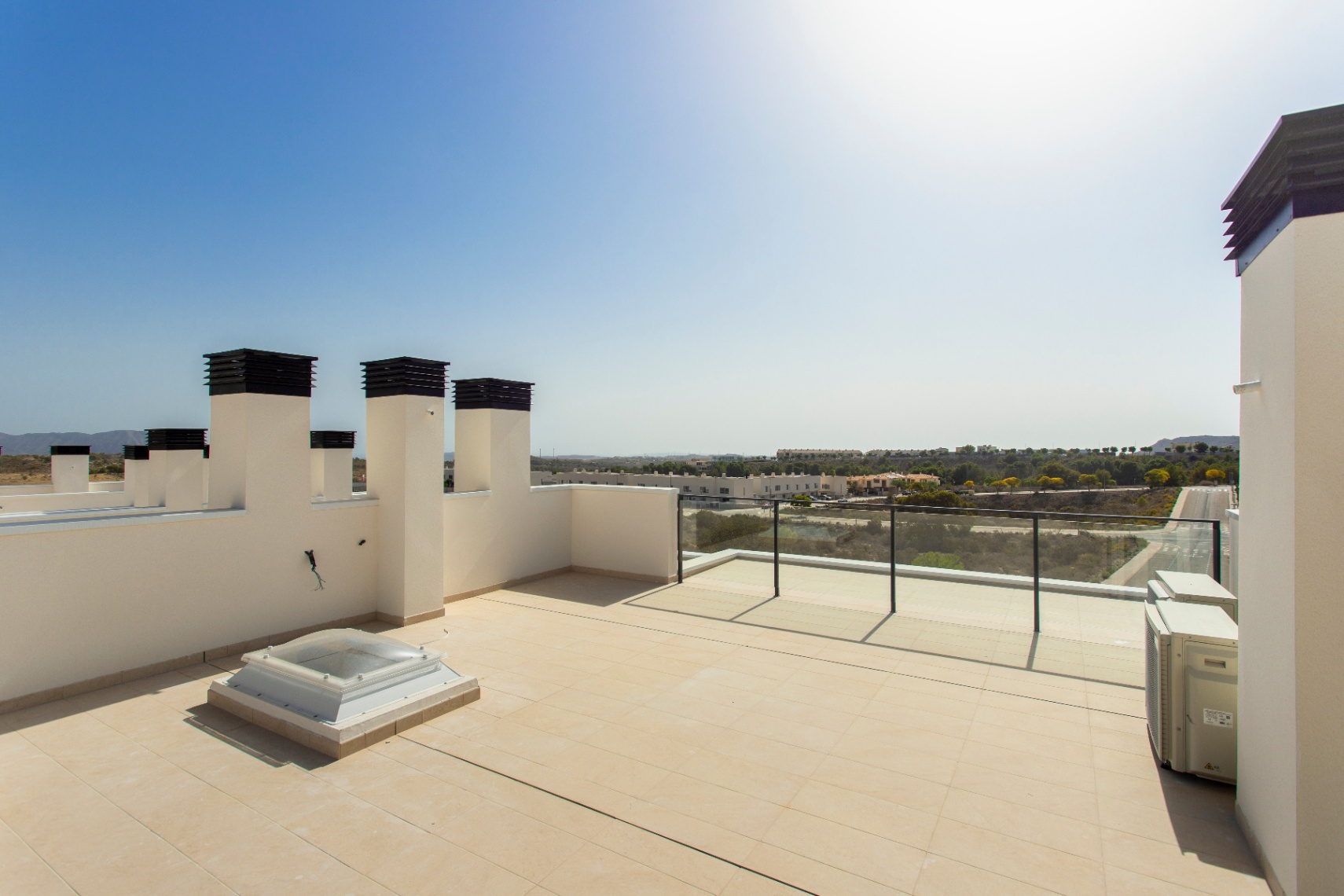 Bungalow - Dúplex en venta en Monforte del Cid, 3 habitaciones y piscina comunitaria.