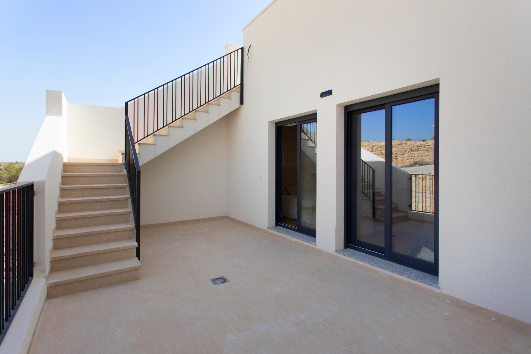 Bungalow - Dúplex en venta en Monforte del Cid, 3 habitaciones y piscina comunitaria.