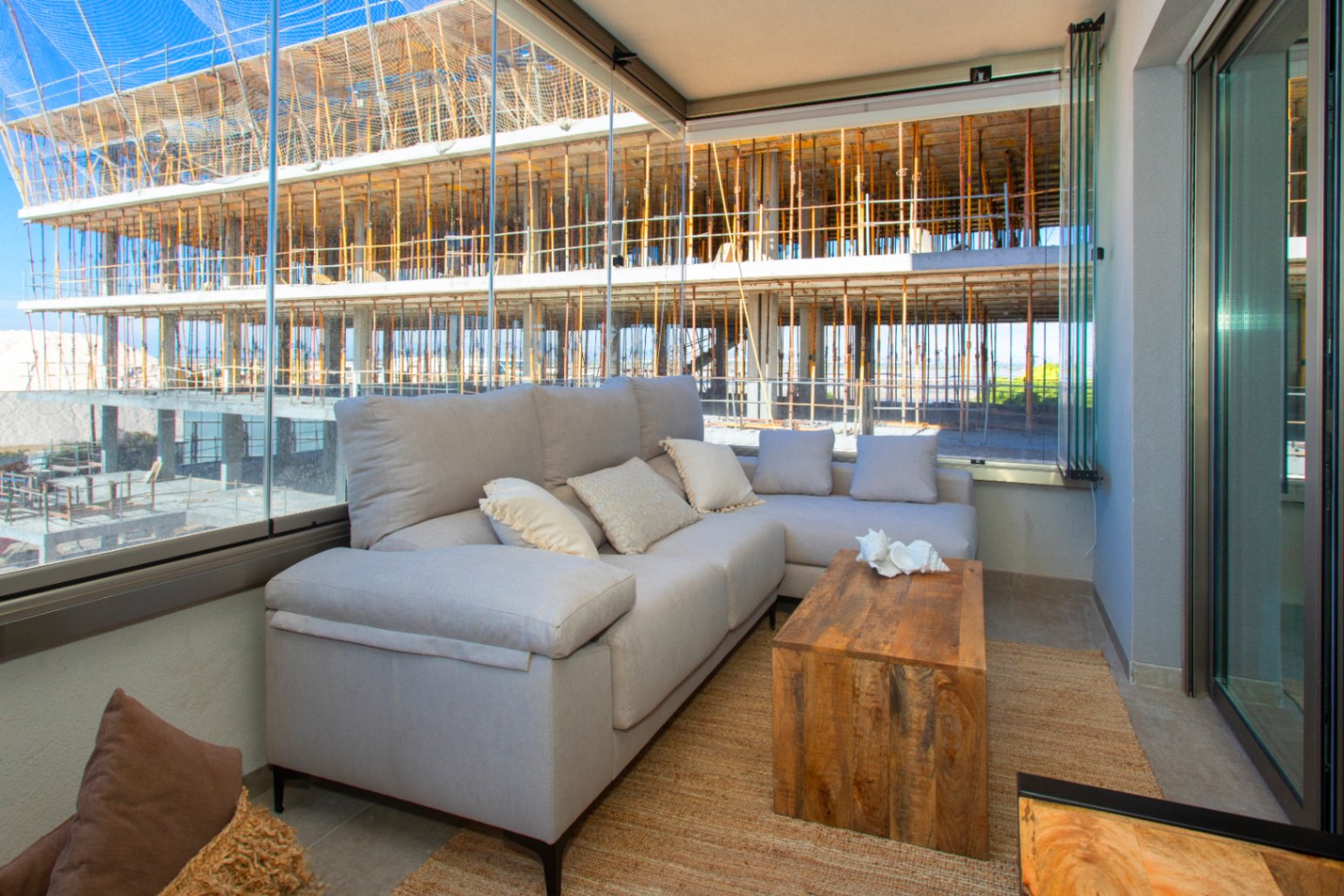 Apartamento nuevo de 3 habitaciones en Santa Pola con piscina