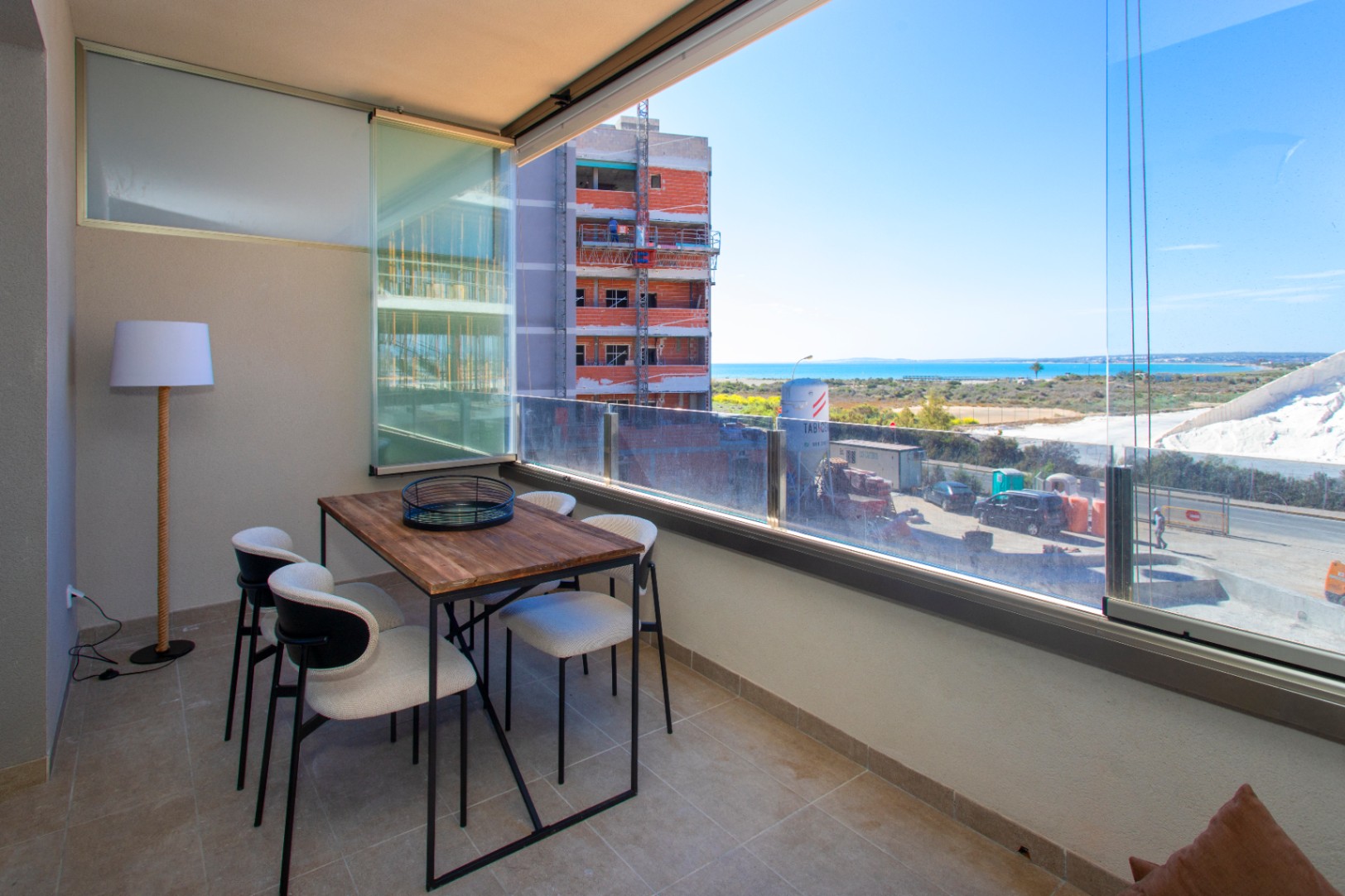 Apartamento nuevo de 3 habitaciones en Santa Pola con piscina