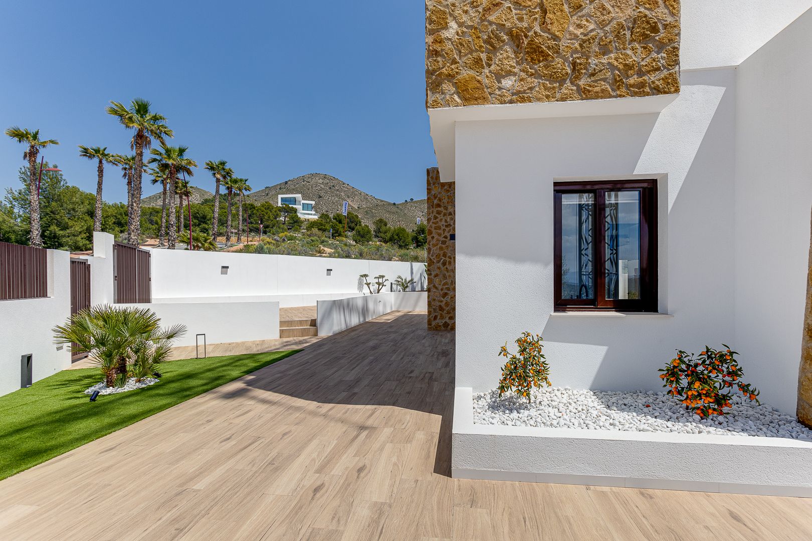 Preciosas villas con vistas al mar .