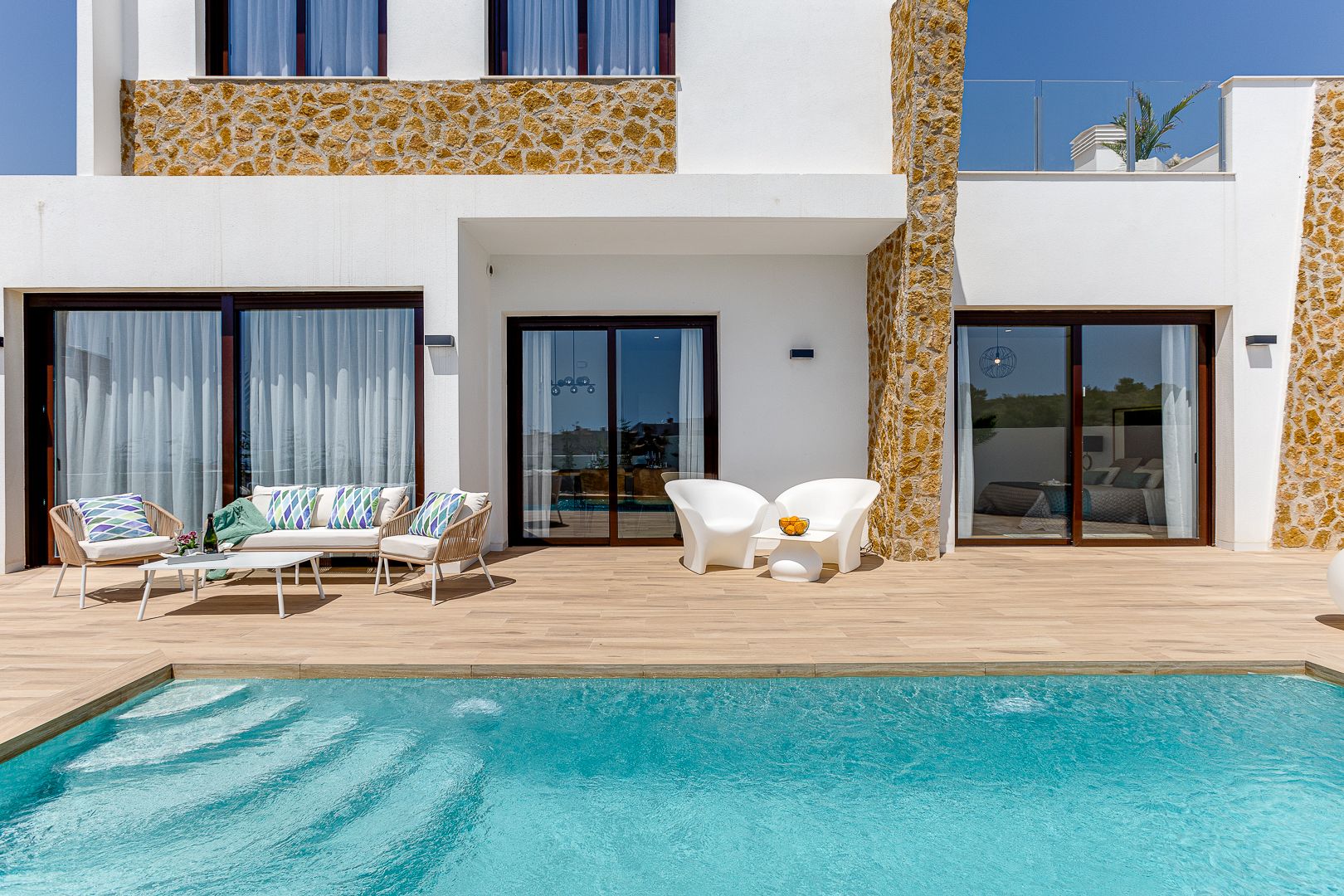 Preciosas villas con vistas al mar .