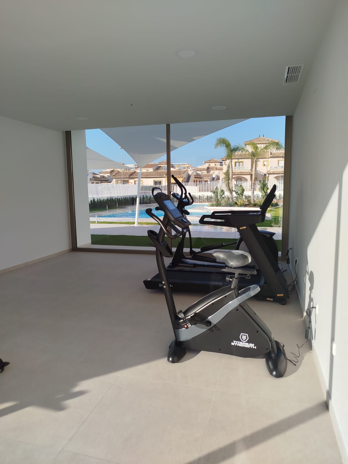 Precioso apartamento con jardín privado .