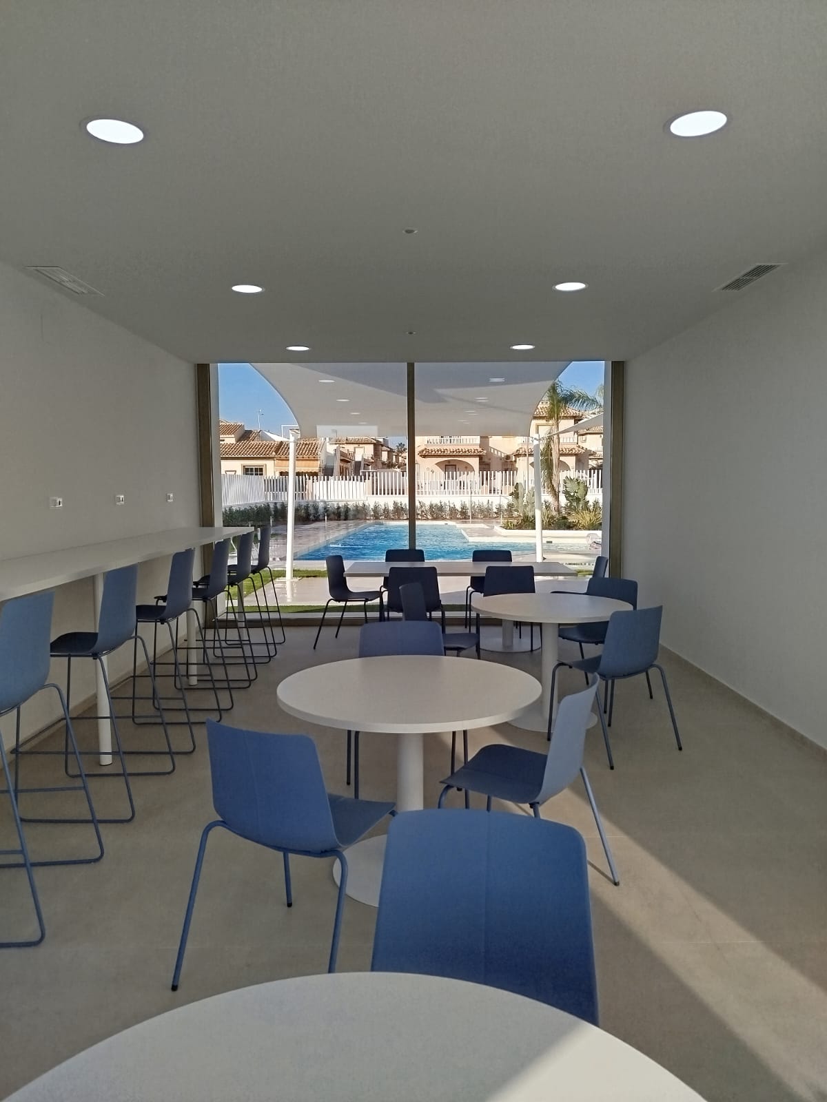 Precioso apartamento con jardín privado .