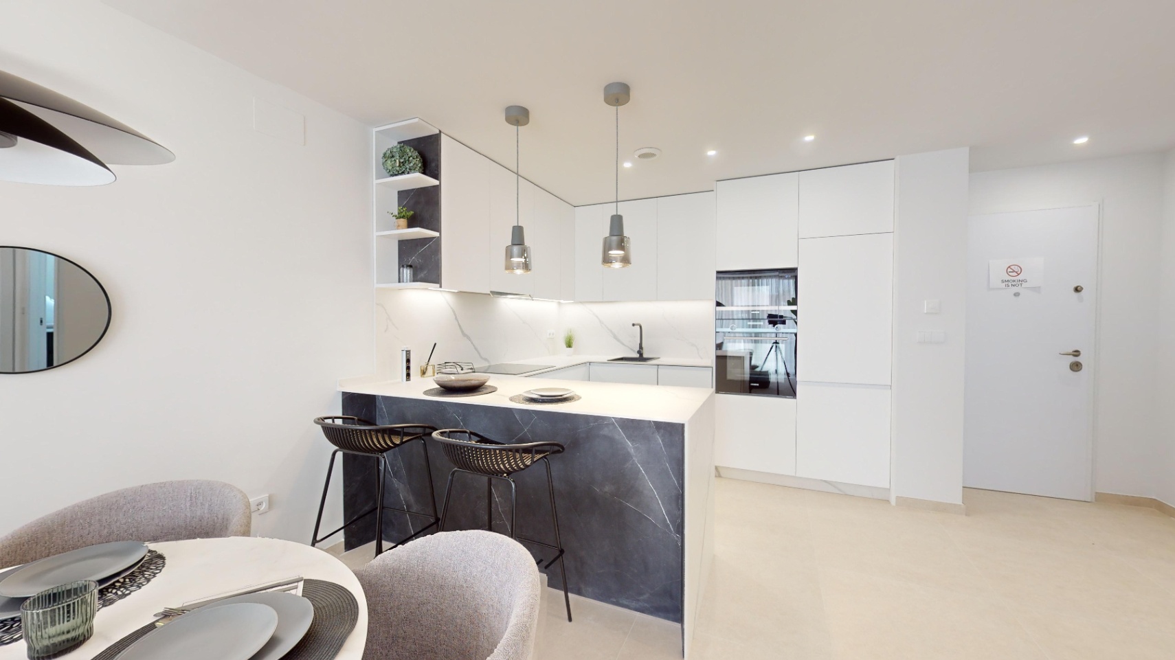 Precioso apartamento con jardín privado .