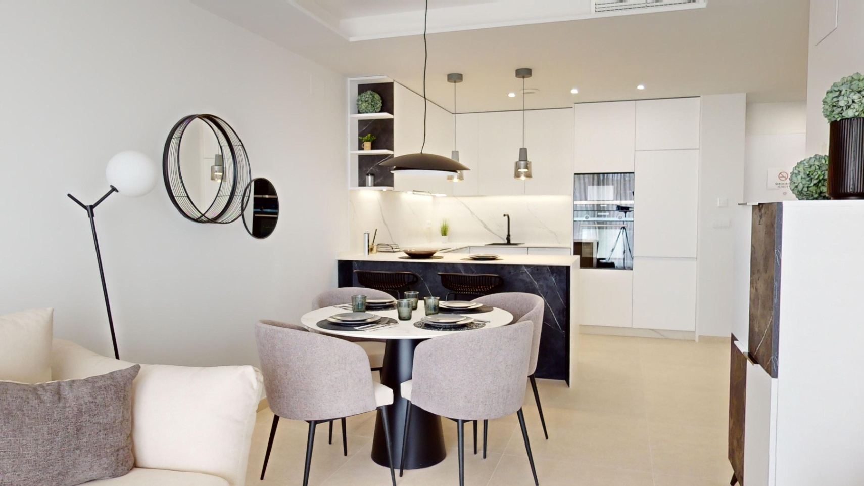 Precioso apartamento con jardín privado .