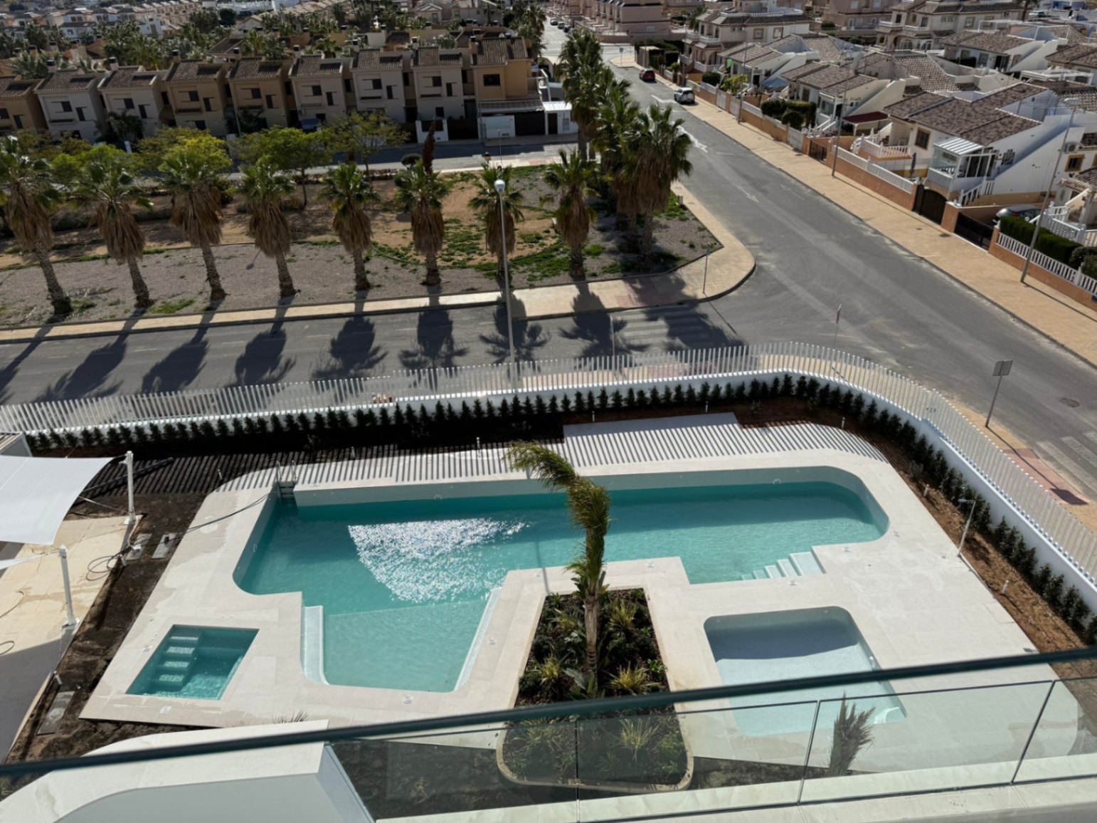 Precioso apartamento con jardín privado .