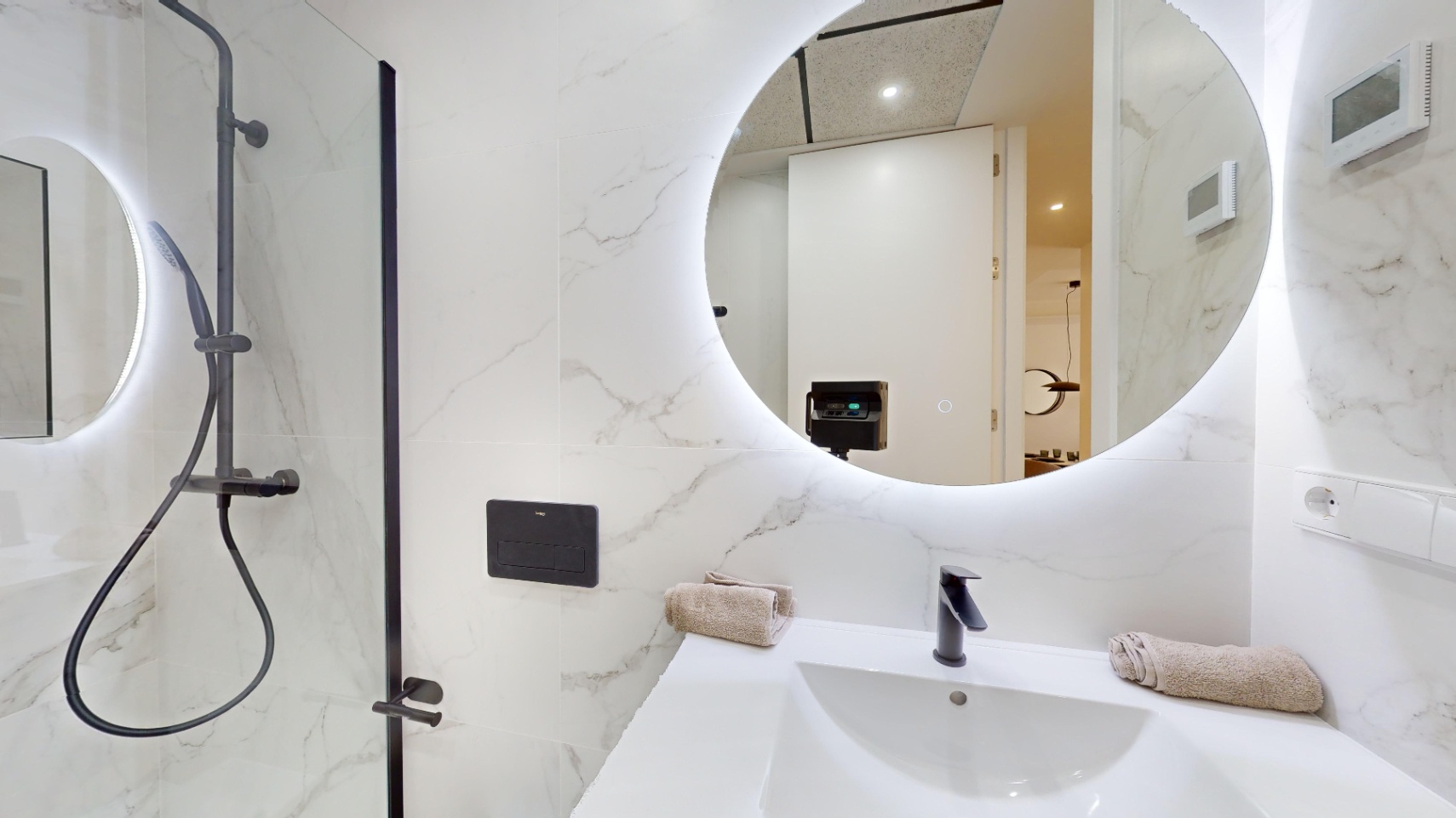 Precioso apartamento con jardín privado .