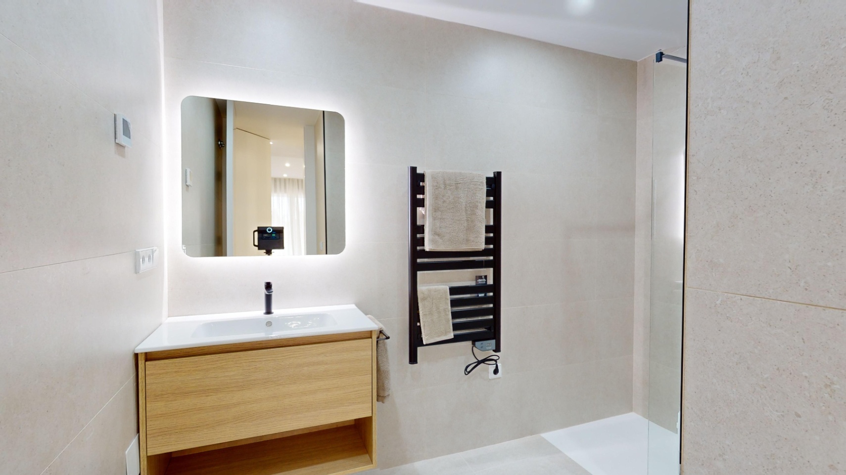 Precioso apartamento con jardín privado .