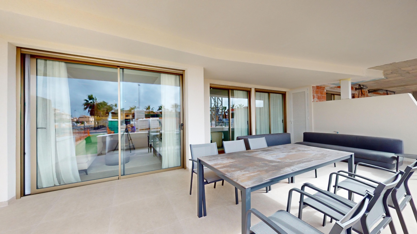 Precioso apartamento con jardín privado .