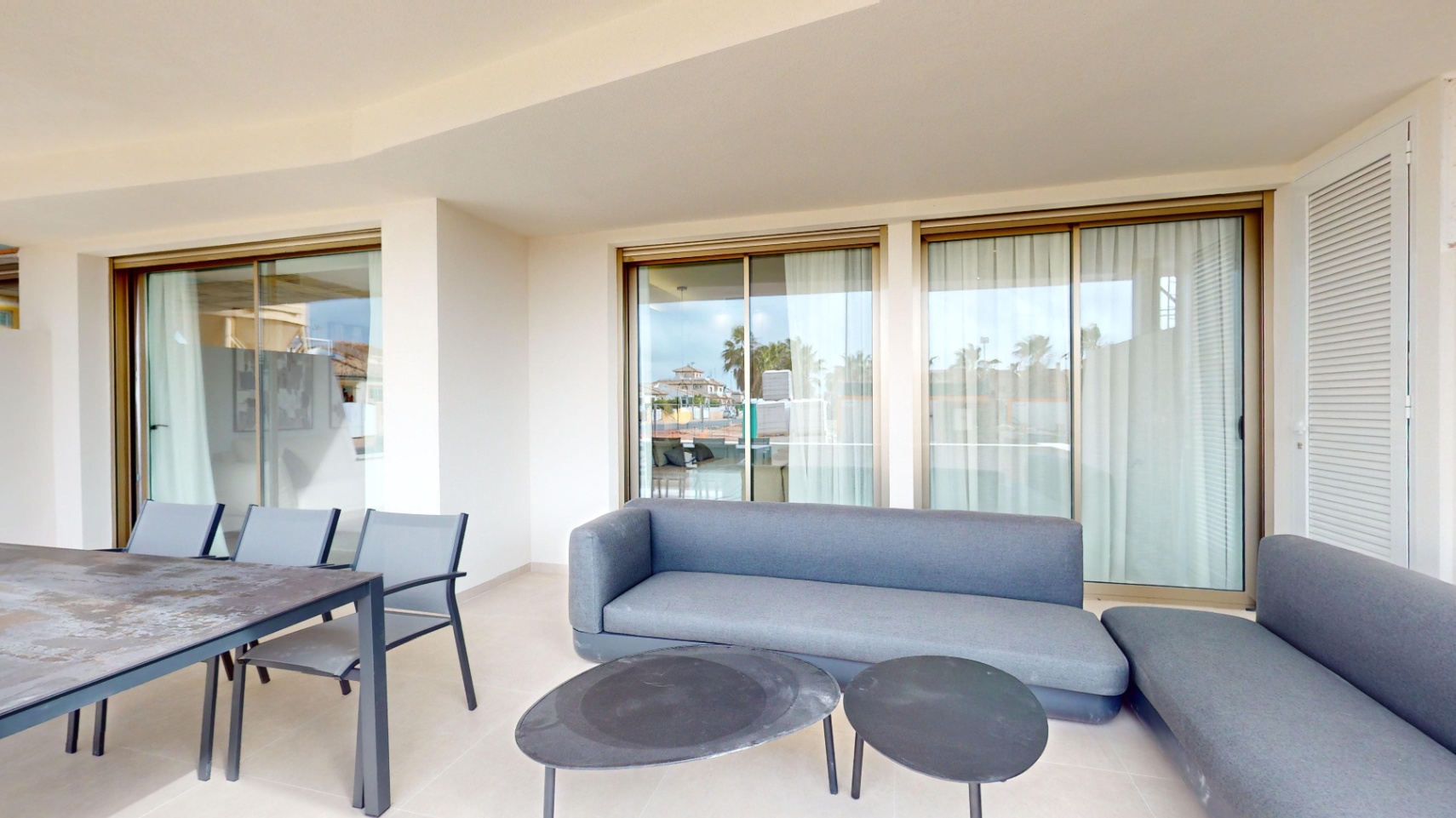 Precioso apartamento con jardín privado .
