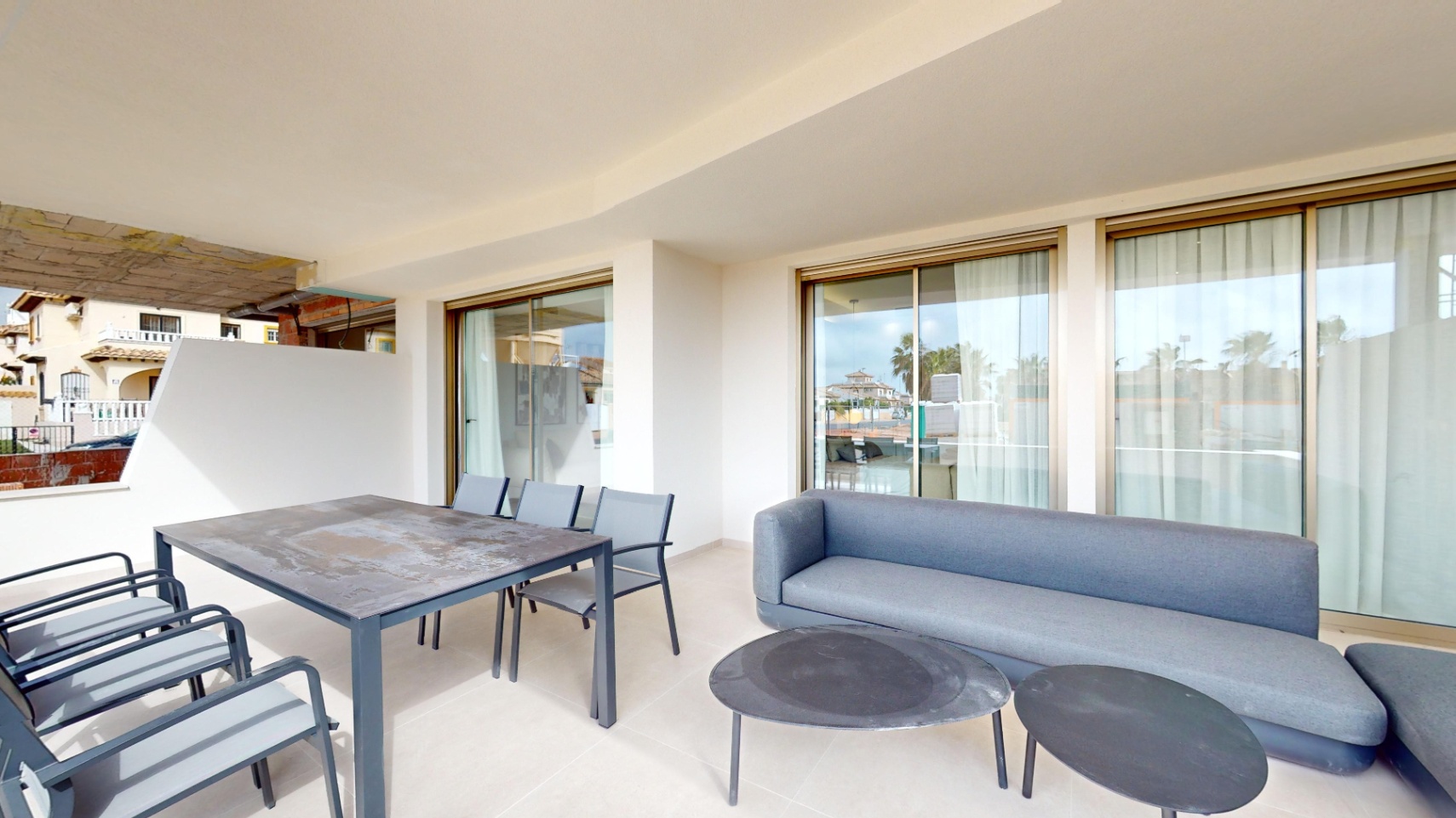 Precioso apartamento con jardín privado .