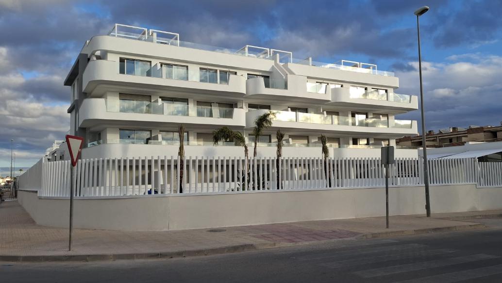 Precioso apartamento con jardín privado .